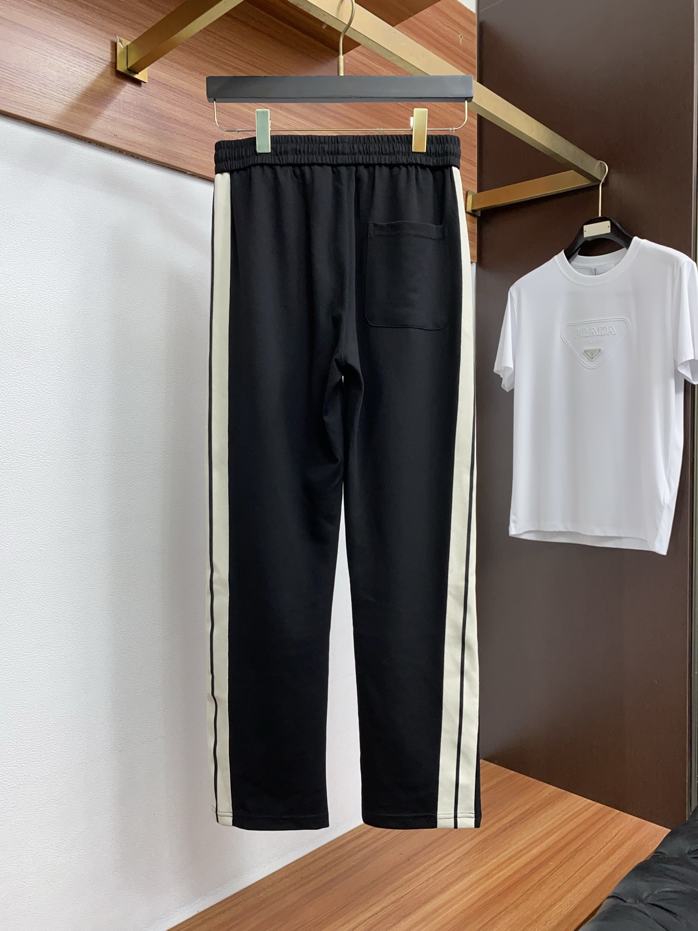 蒙口 原版臻品系列以夏日休闲套装奢牌级面料重构日常舒适，普拉达男士套装，将顶级工艺与高级质感完美融合！✨