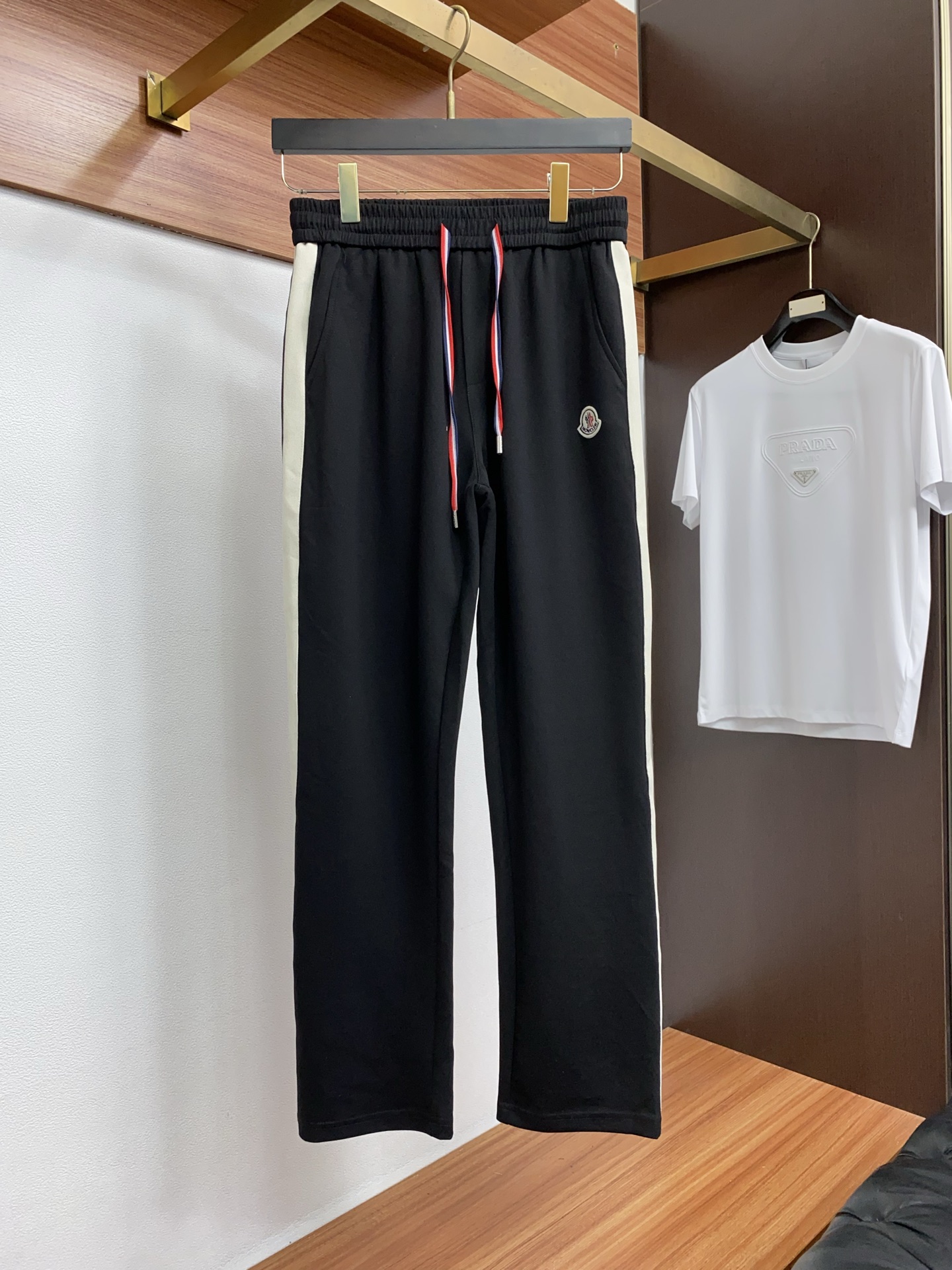 蒙口 原版臻品系列以夏日休闲套装奢牌级面料重构日常舒适，普拉达男士套装，将顶级工艺与高级质感完美融合！✨