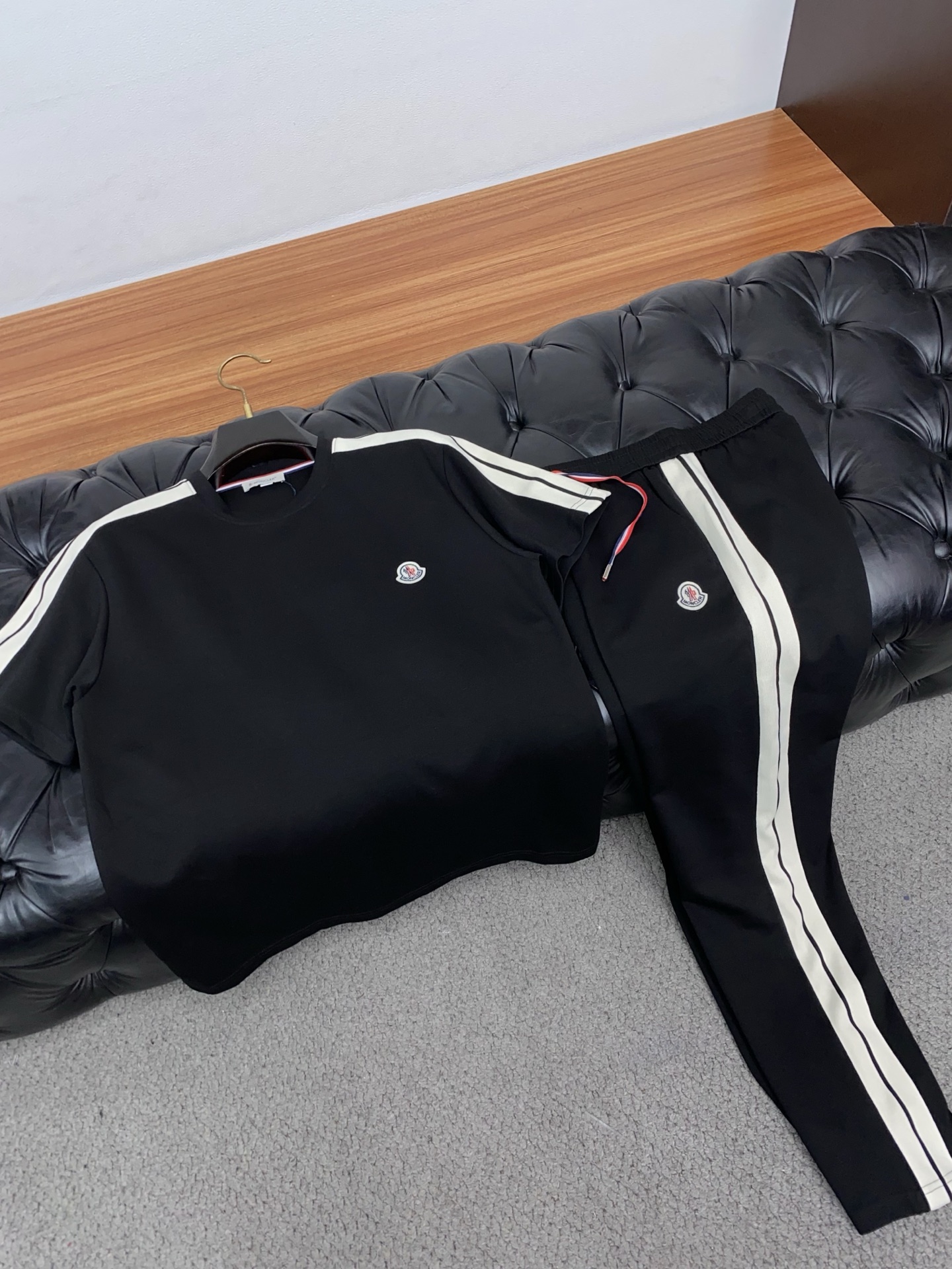 蒙口 原版臻品系列以夏日休闲套装奢牌级面料重构日常舒适，普拉达男士套装，将顶级工艺与高级质感完美融合！✨