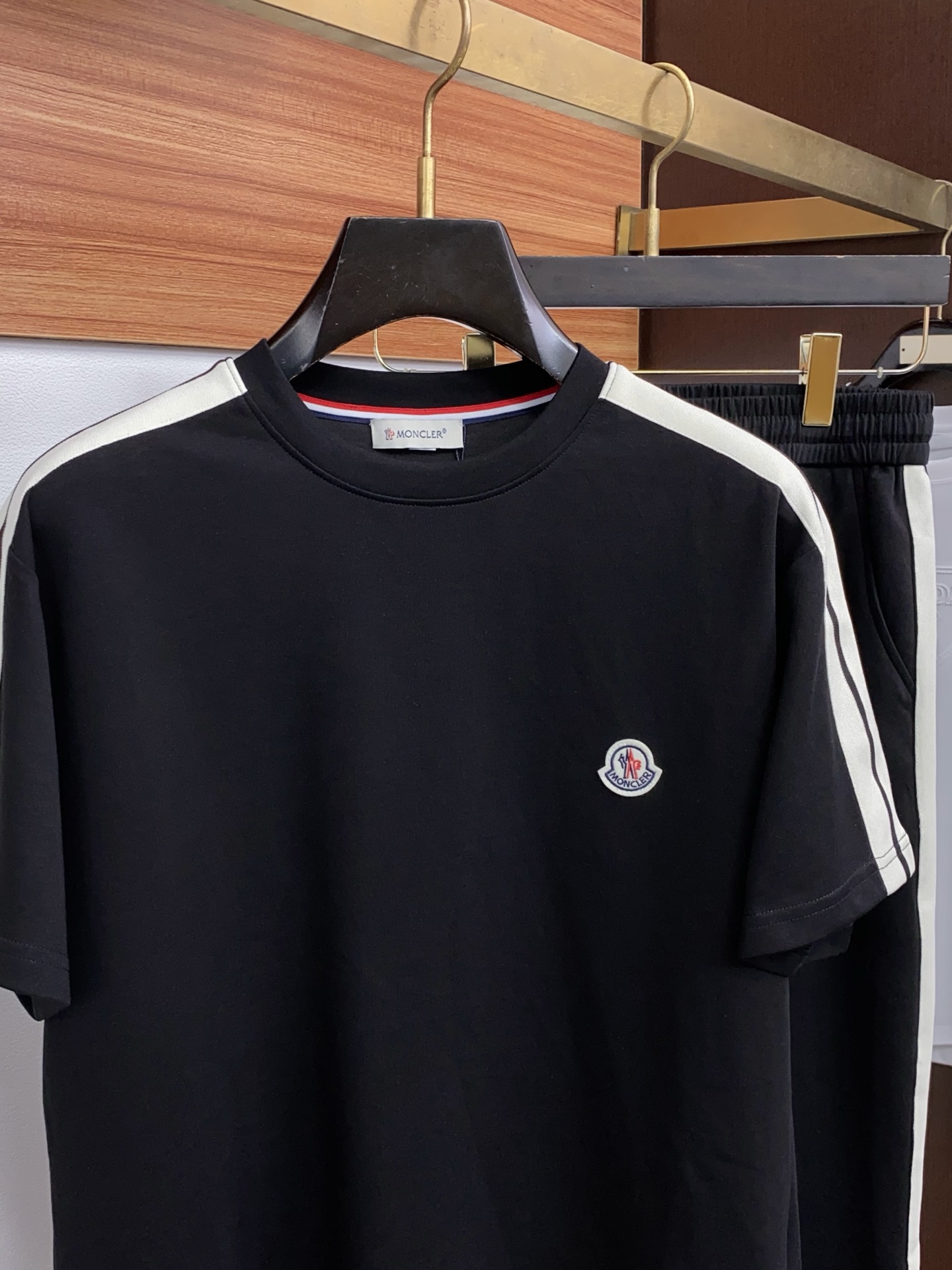 蒙口 原版臻品系列以夏日休闲套装奢牌级面料重构日常舒适，普拉达男士套装，将顶级工艺与高级质感完美融合！✨