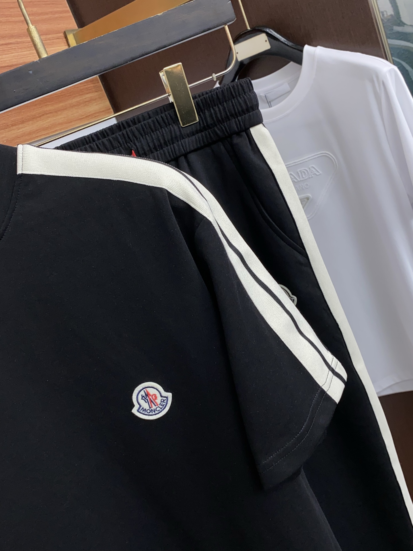 蒙口 原版臻品系列以夏日休闲套装奢牌级面料重构日常舒适，普拉达男士套装，将顶级工艺与高级质感完美融合！✨