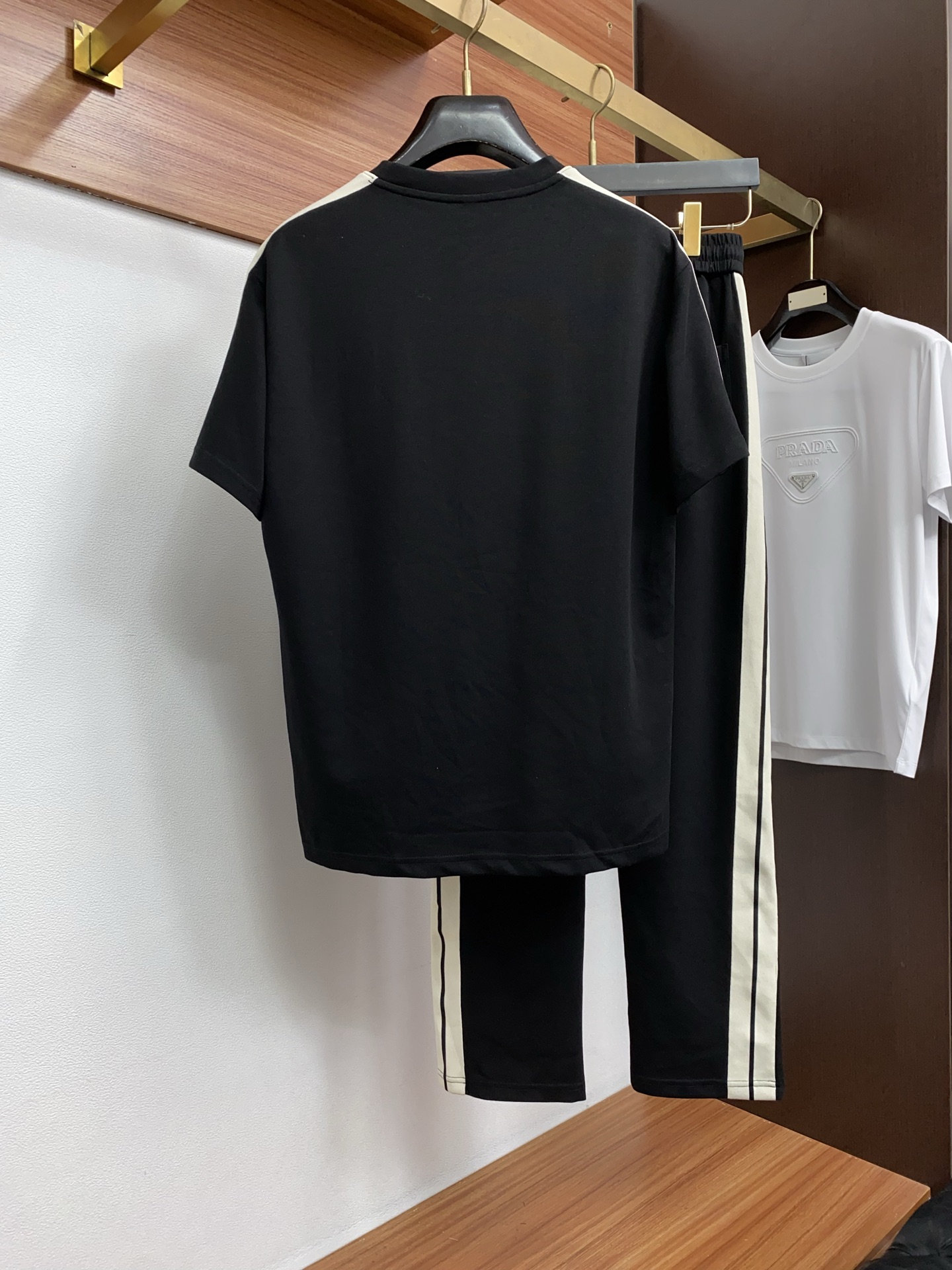 蒙口 原版臻品系列以夏日休闲套装奢牌级面料重构日常舒适，普拉达男士套装，将顶级工艺与高级质感完美融合！✨