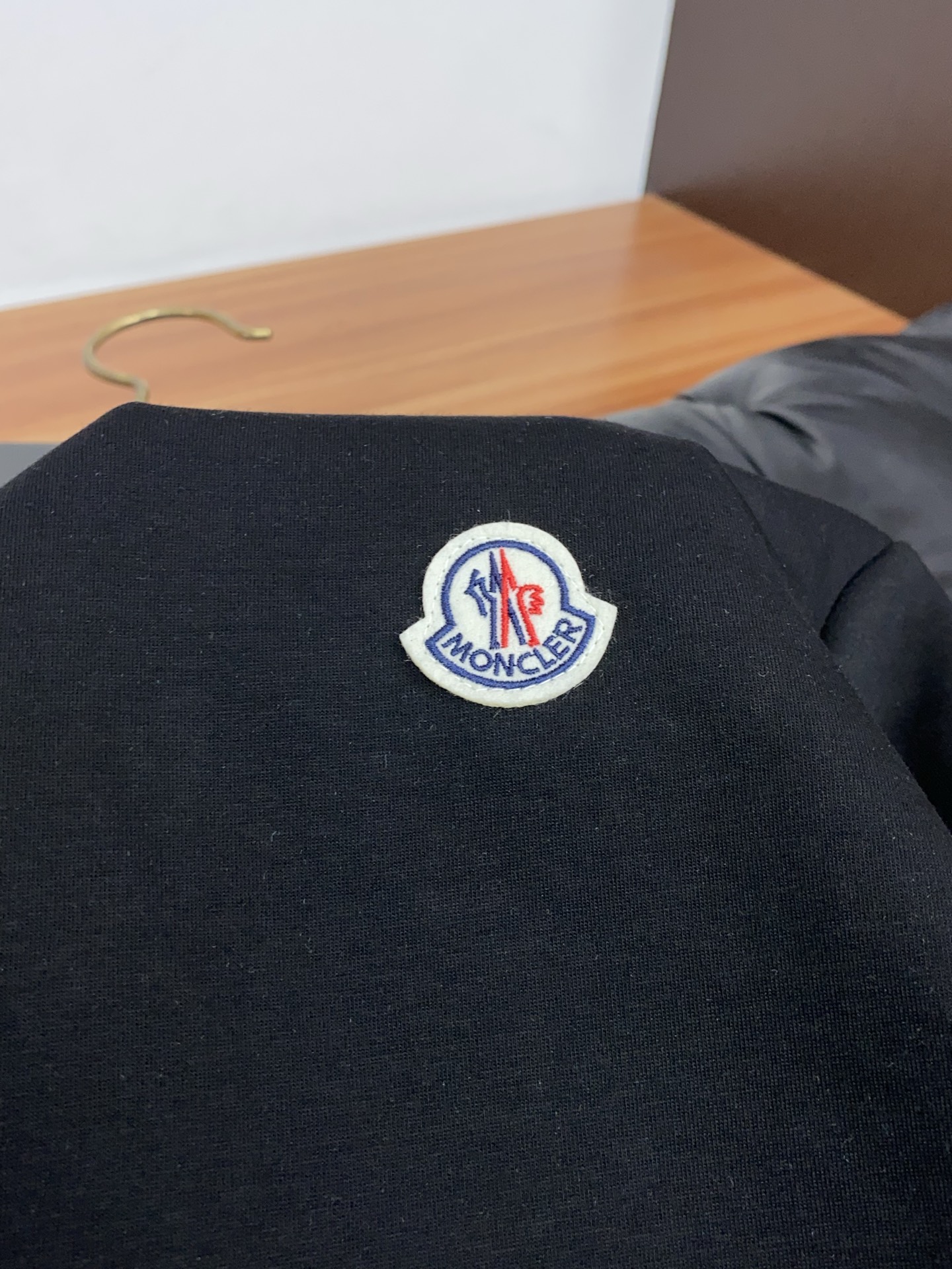 蒙口 原版臻品系列以夏日休闲套装奢牌级面料重构日常舒适，普拉达男士套装，将顶级工艺与高级质感完美融合！✨