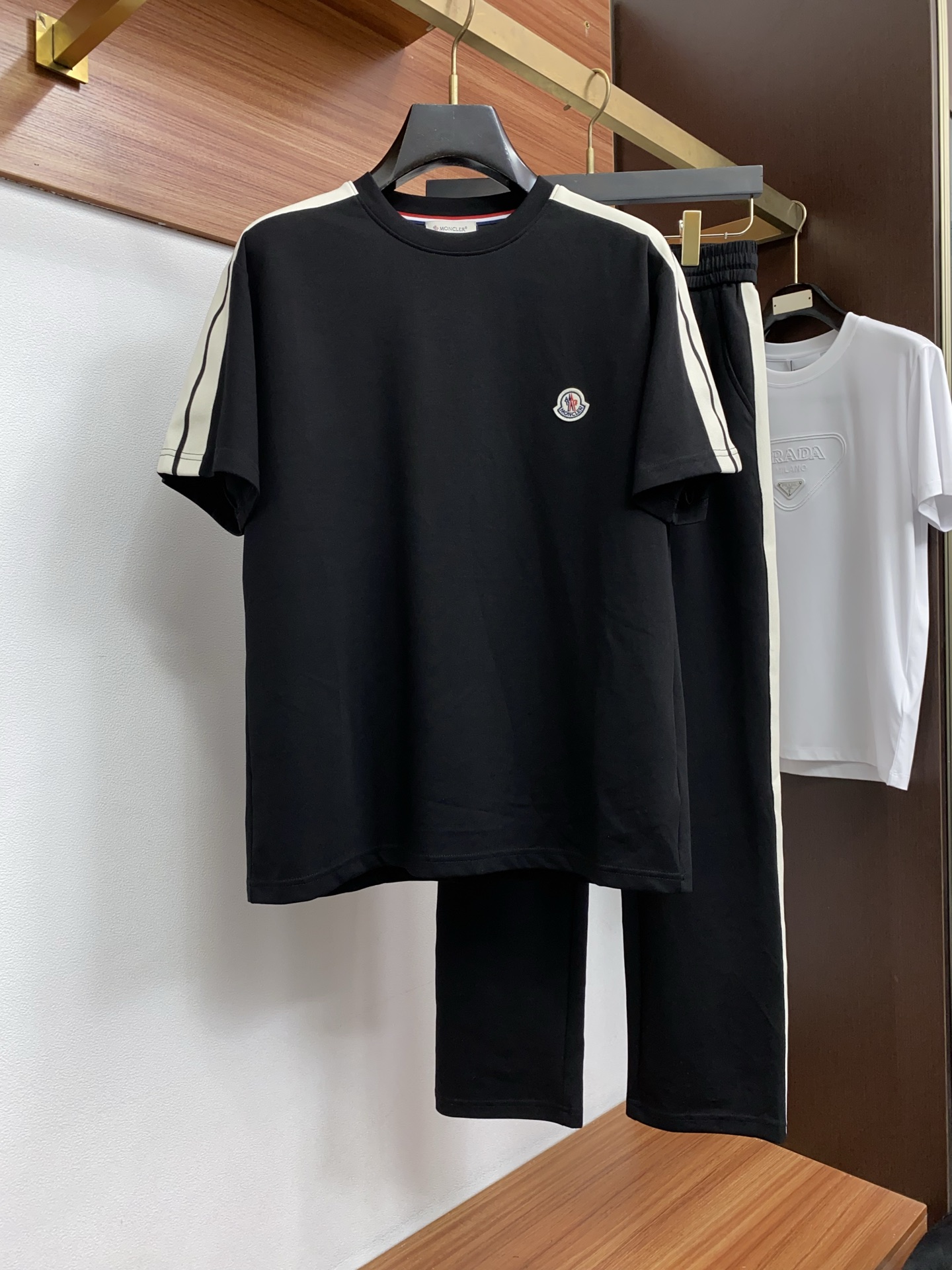 蒙口 原版臻品系列以夏日休闲套装奢牌级面料重构日常舒适，普拉达男士套装，将顶级工艺与高级质感完美融合！✨