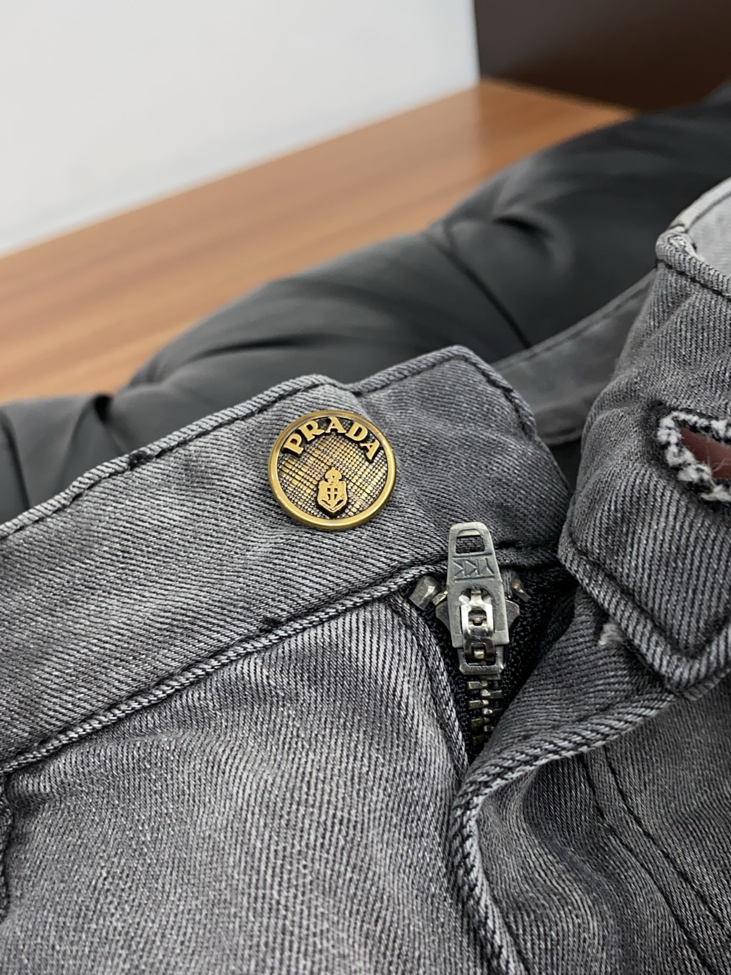 普拉达 高端定制、2026早春最新款牛仔裤 柜台同步发售 原版定制复刻 客供五金辅料 原单品质 进口牛仔