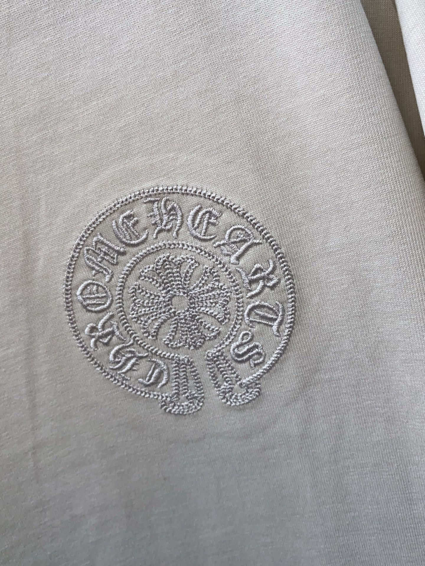 克罗心 2026新款AW新品，时尚微阔短袖 专柜同步有售，定制长绒棉面料，工艺极度复杂，视觉相当雅致时髦