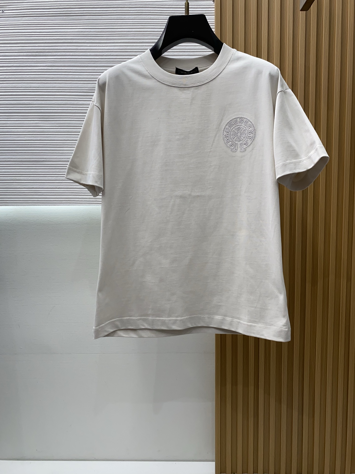 克罗心 2026新款AW新品，时尚微阔短袖 专柜同步有售，定制长绒棉面料，工艺极度复杂，视觉相当雅致时髦