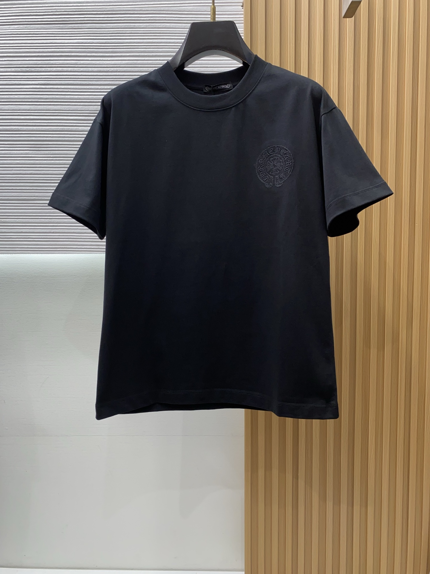 克罗心 2026新款AW新品，时尚微阔短袖 专柜同步有售，定制长绒棉面料，工艺极度复杂，视觉相当雅致时髦