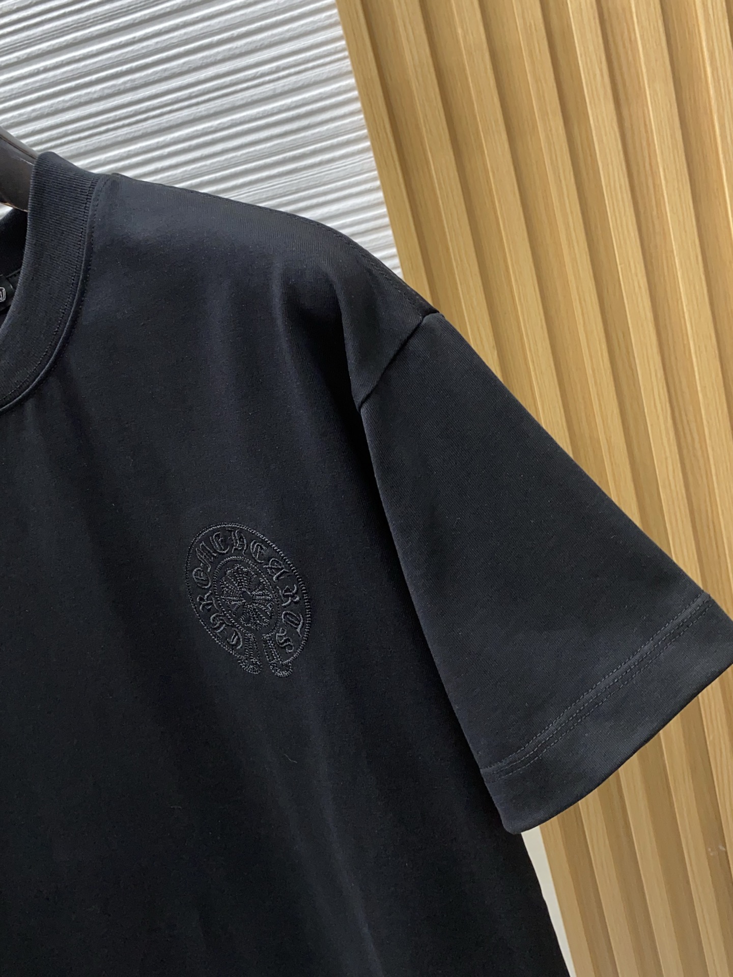 克罗心 2026新款AW新品，时尚微阔短袖 专柜同步有售，定制长绒棉面料，工艺极度复杂，视觉相当雅致时髦