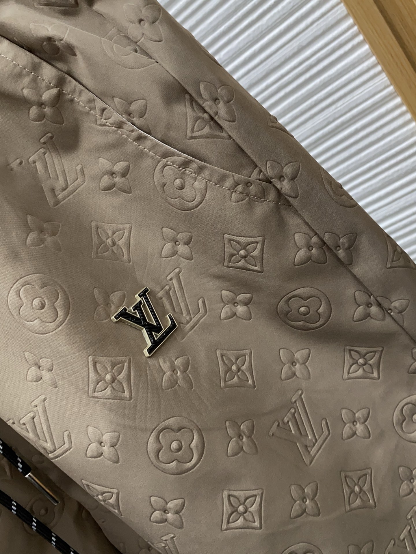 1v路易威登 春夏新款休闲短裤 品牌经典系列面料 速干原版设计 舒适度极好，手触感强烈。原版品牌logo