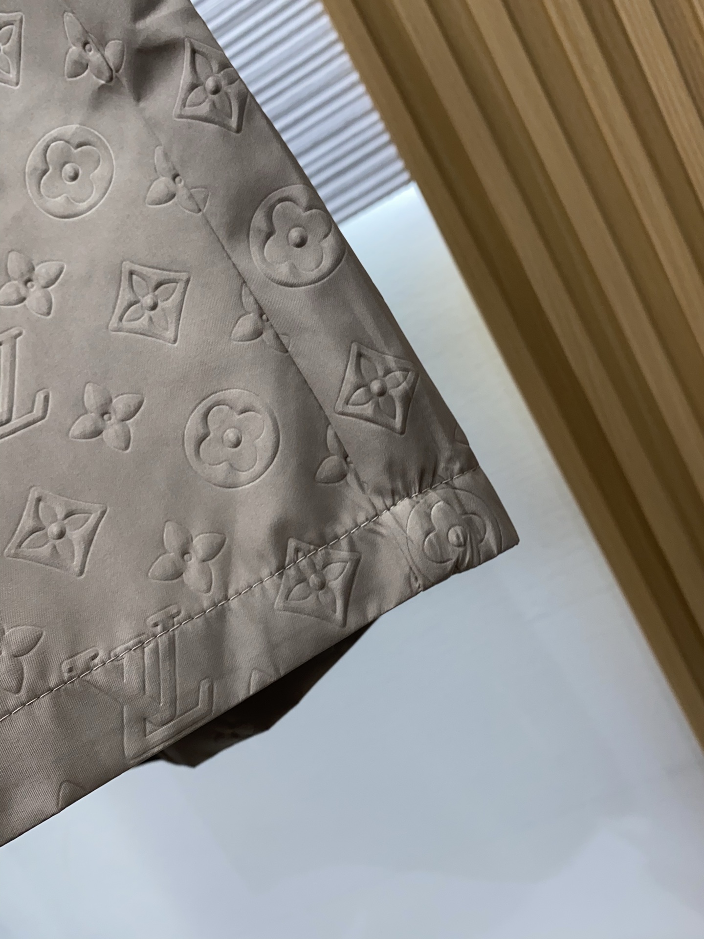 1v路易威登 春夏新款休闲短裤 品牌经典系列面料 速干原版设计 舒适度极好，手触感强烈。原版品牌logo