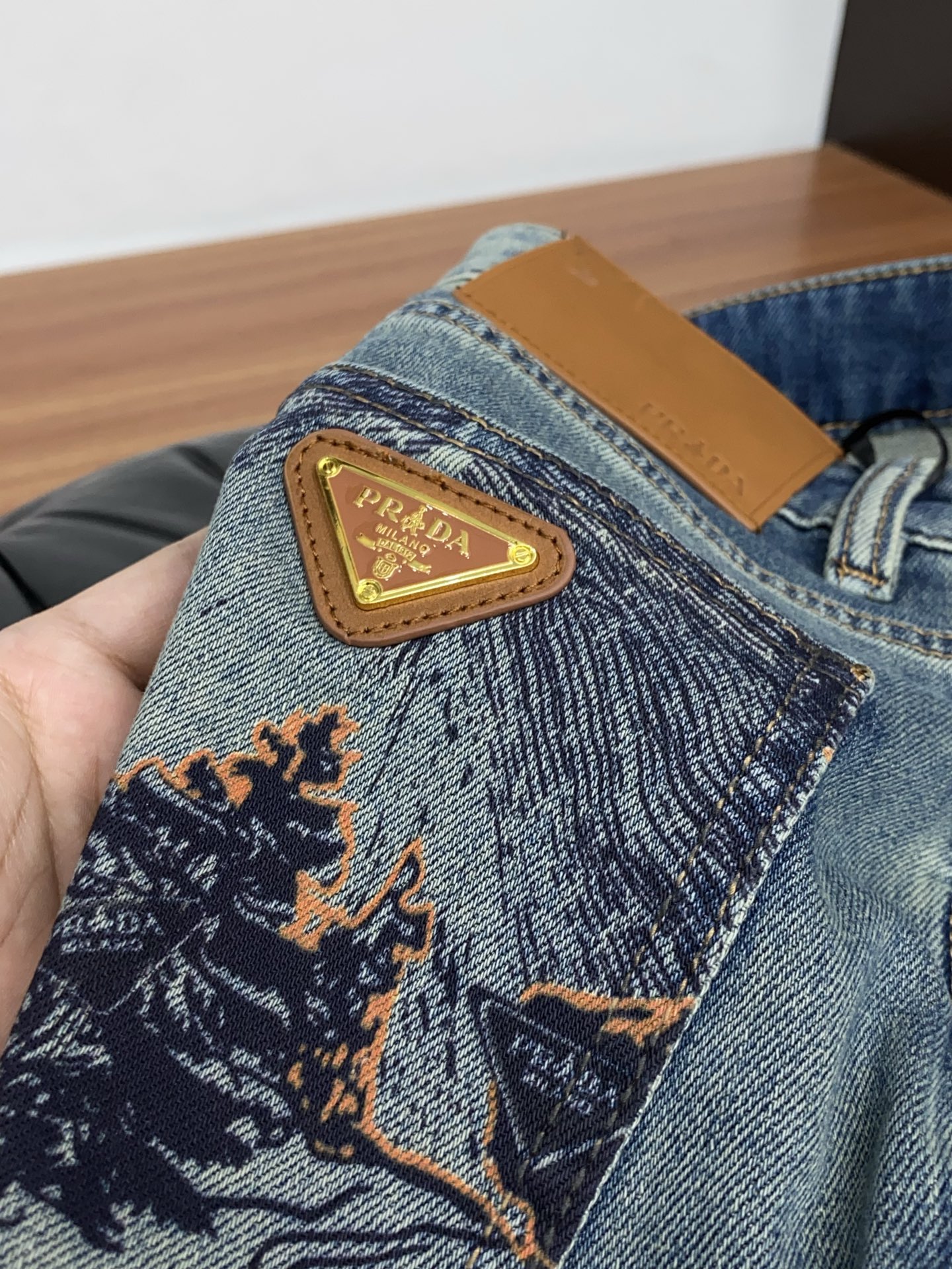 普拉达 高端定制、2026早春最新款牛仔裤 柜台同步发售 原版定制复刻 客供五金辅料 原单品质 进口牛仔