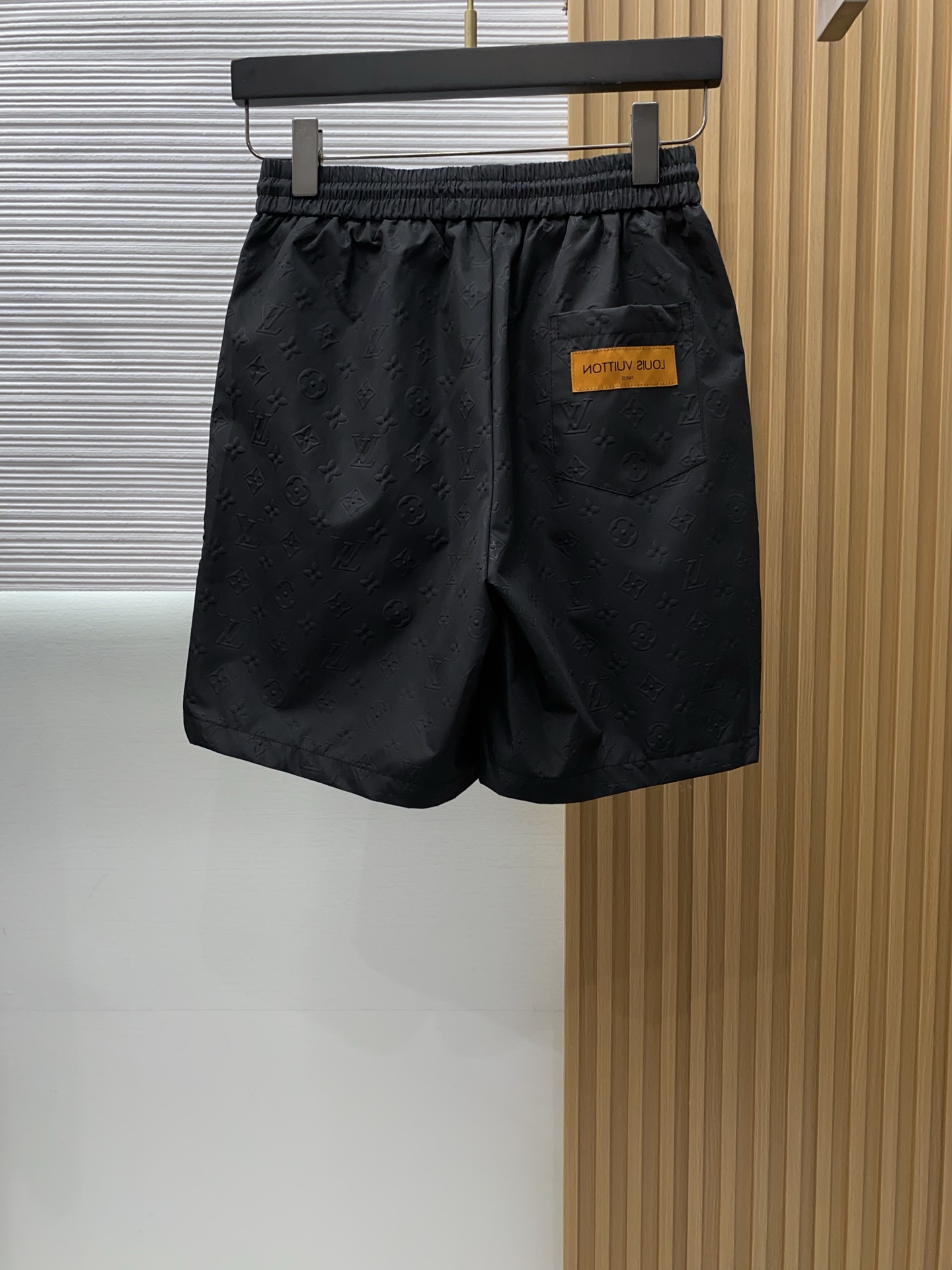 1v路易威登 春夏新款休闲短裤 品牌经典系列面料 速干原版设计 舒适度极好，手触感强烈。原版品牌logo