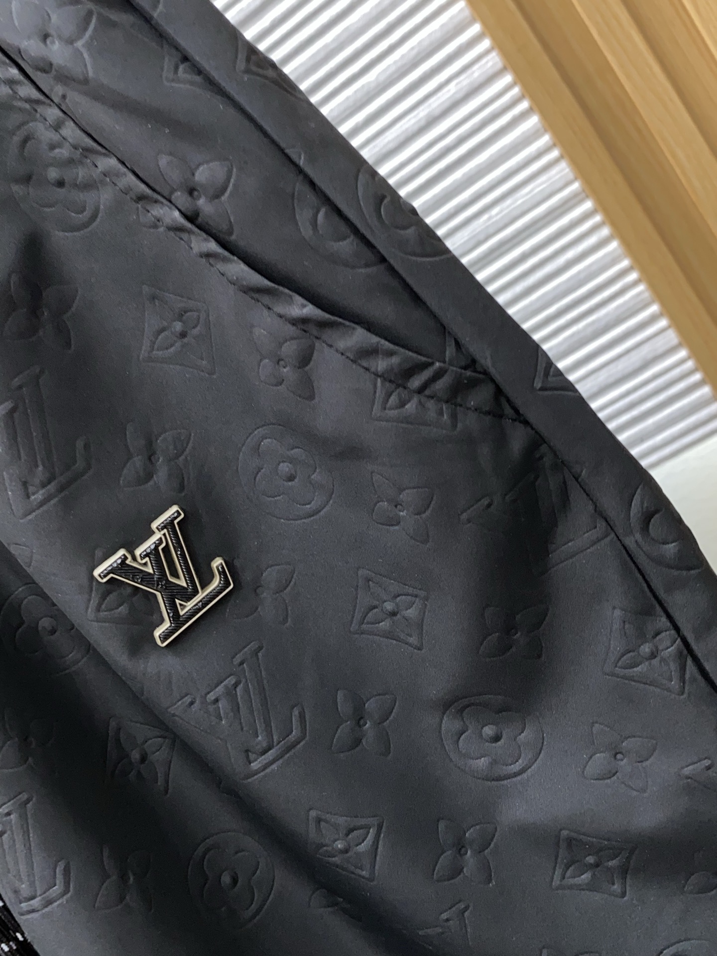 1v路易威登 春夏新款休闲短裤 品牌经典系列面料 速干原版设计 舒适度极好，手触感强烈。原版品牌logo