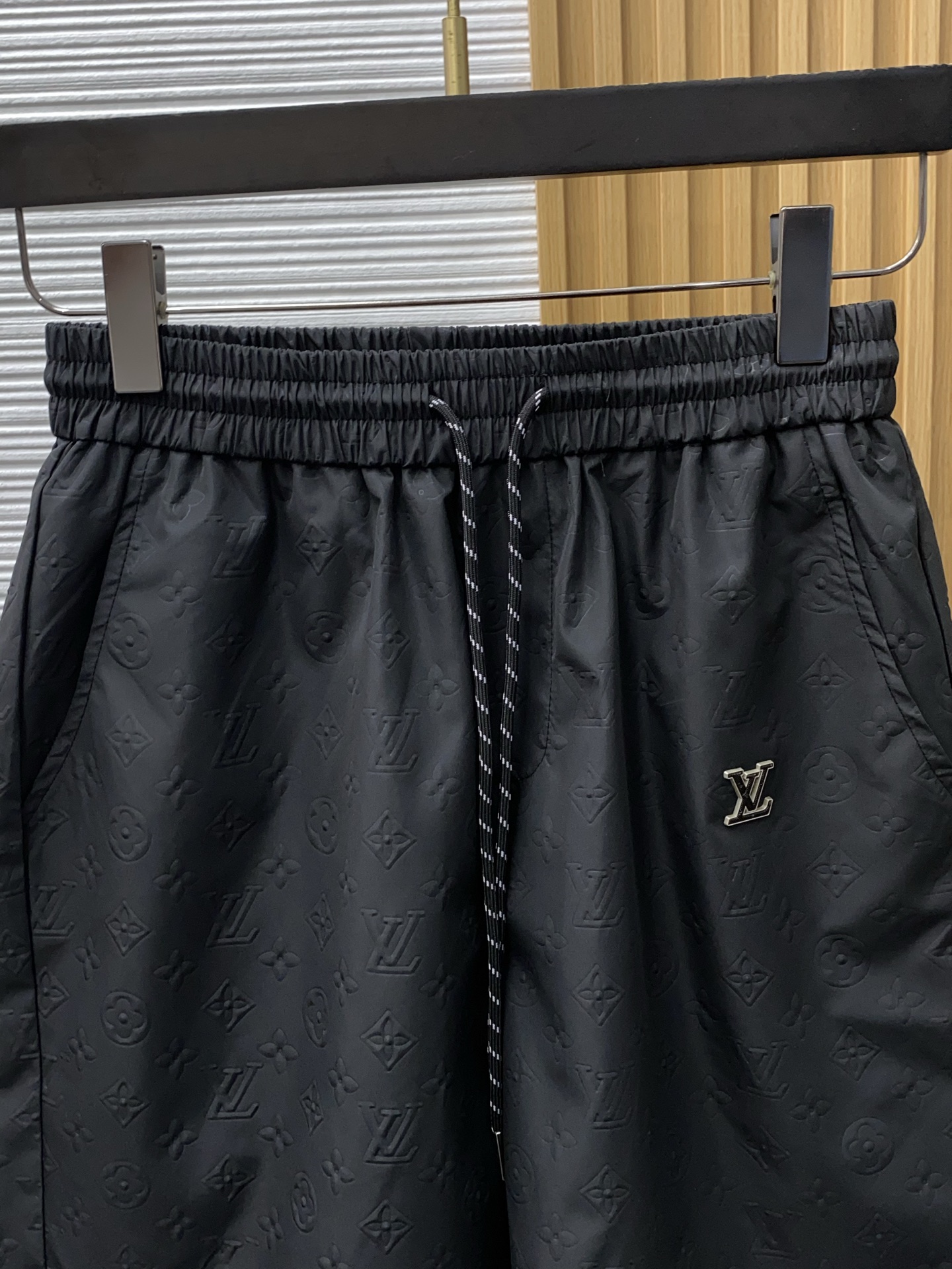 1v路易威登 春夏新款休闲短裤 品牌经典系列面料 速干原版设计 舒适度极好，手触感强烈。原版品牌logo