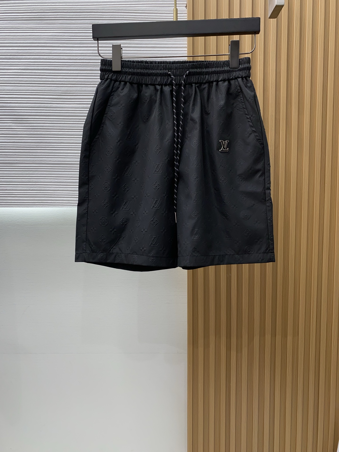 1v路易威登 春夏新款休闲短裤 品牌经典系列面料 速干原版设计 舒适度极好，手触感强烈。原版品牌logo