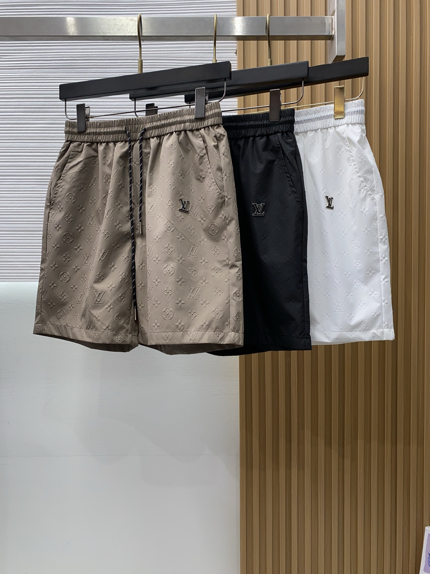 1v路易威登 春夏新款休闲短裤 品牌经典系列面料 速干原版设计 舒适度极好，手触感强烈。原版品牌logo