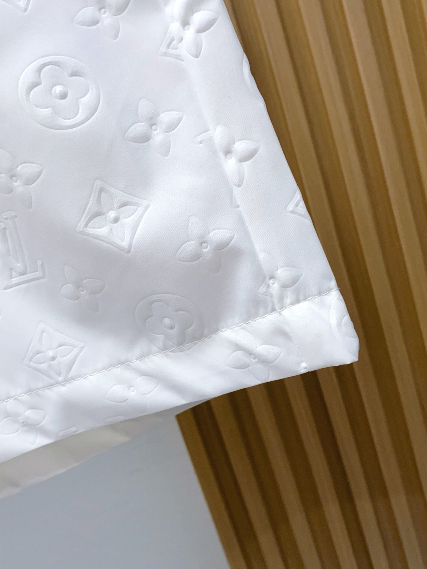 1v路易威登 春夏新款休闲短裤 品牌经典系列面料 速干原版设计 舒适度极好，手触感强烈。原版品牌logo