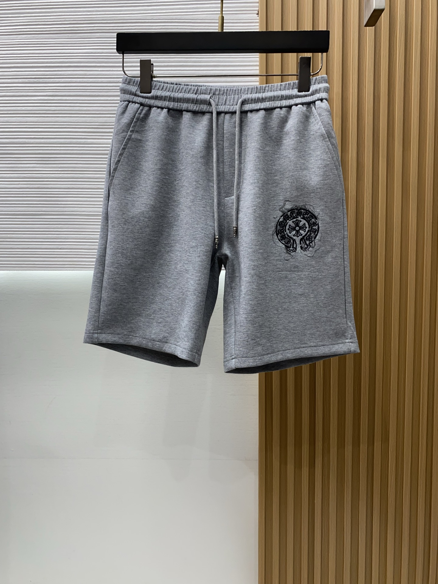 克罗心 春夏新款休闲短裤 品牌经典系列面料 速干原版设计 舒适度极好，手触感强烈。原版品牌logo 辨识