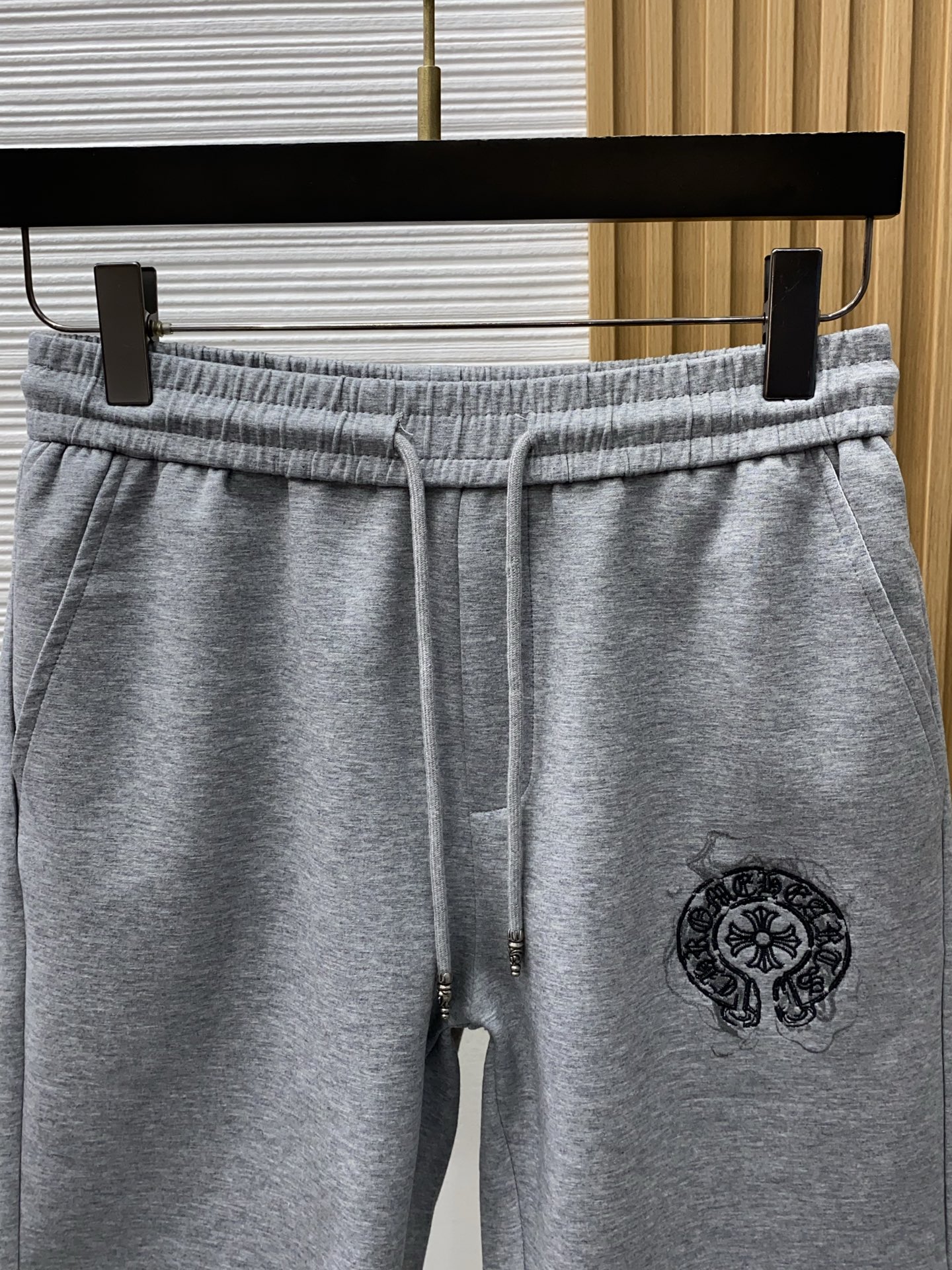克罗心 春夏新款休闲短裤 品牌经典系列面料 速干原版设计 舒适度极好，手触感强烈。原版品牌logo 辨识