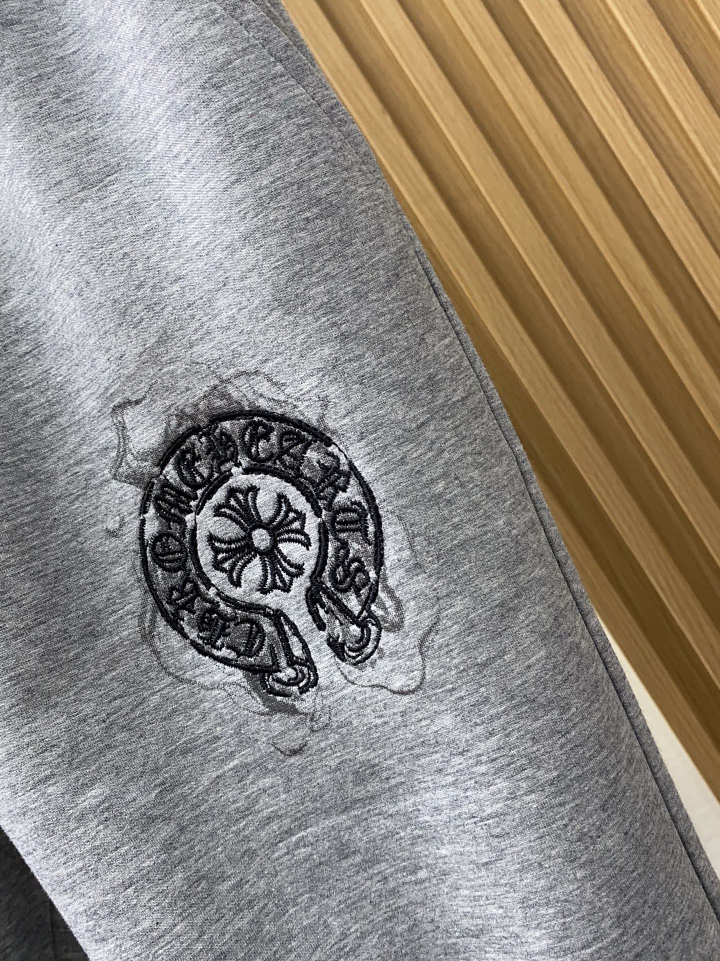 克罗心 春夏新款休闲短裤 品牌经典系列面料 速干原版设计 舒适度极好，手触感强烈。原版品牌logo 辨识