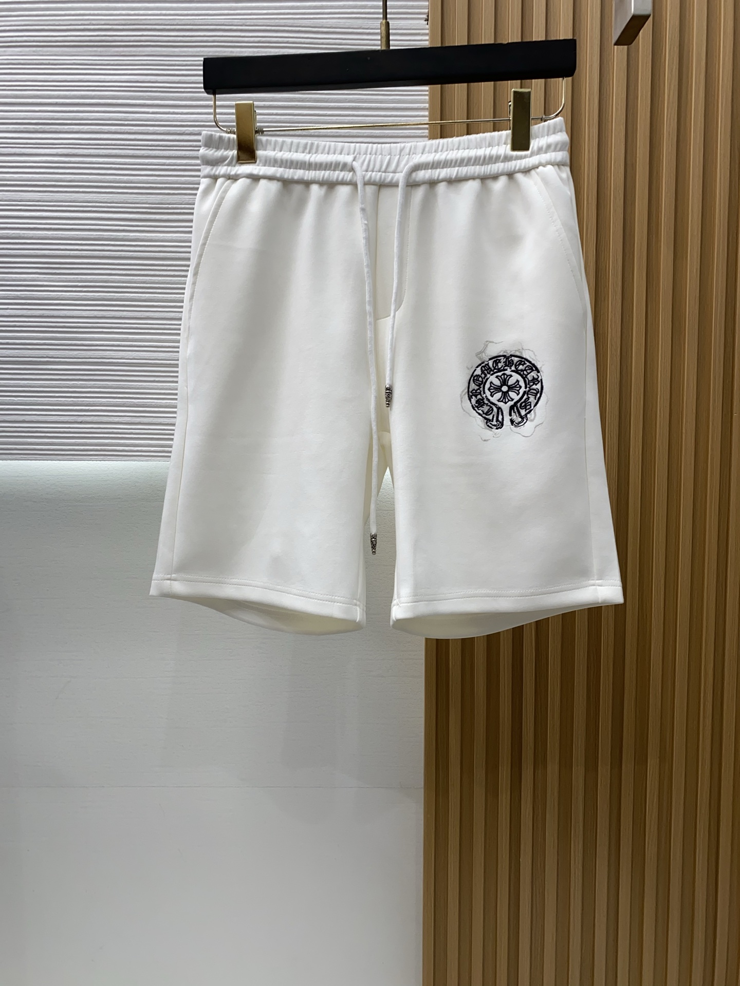克罗心 春夏新款休闲短裤 品牌经典系列面料 速干原版设计 舒适度极好，手触感强烈。原版品牌logo 辨识