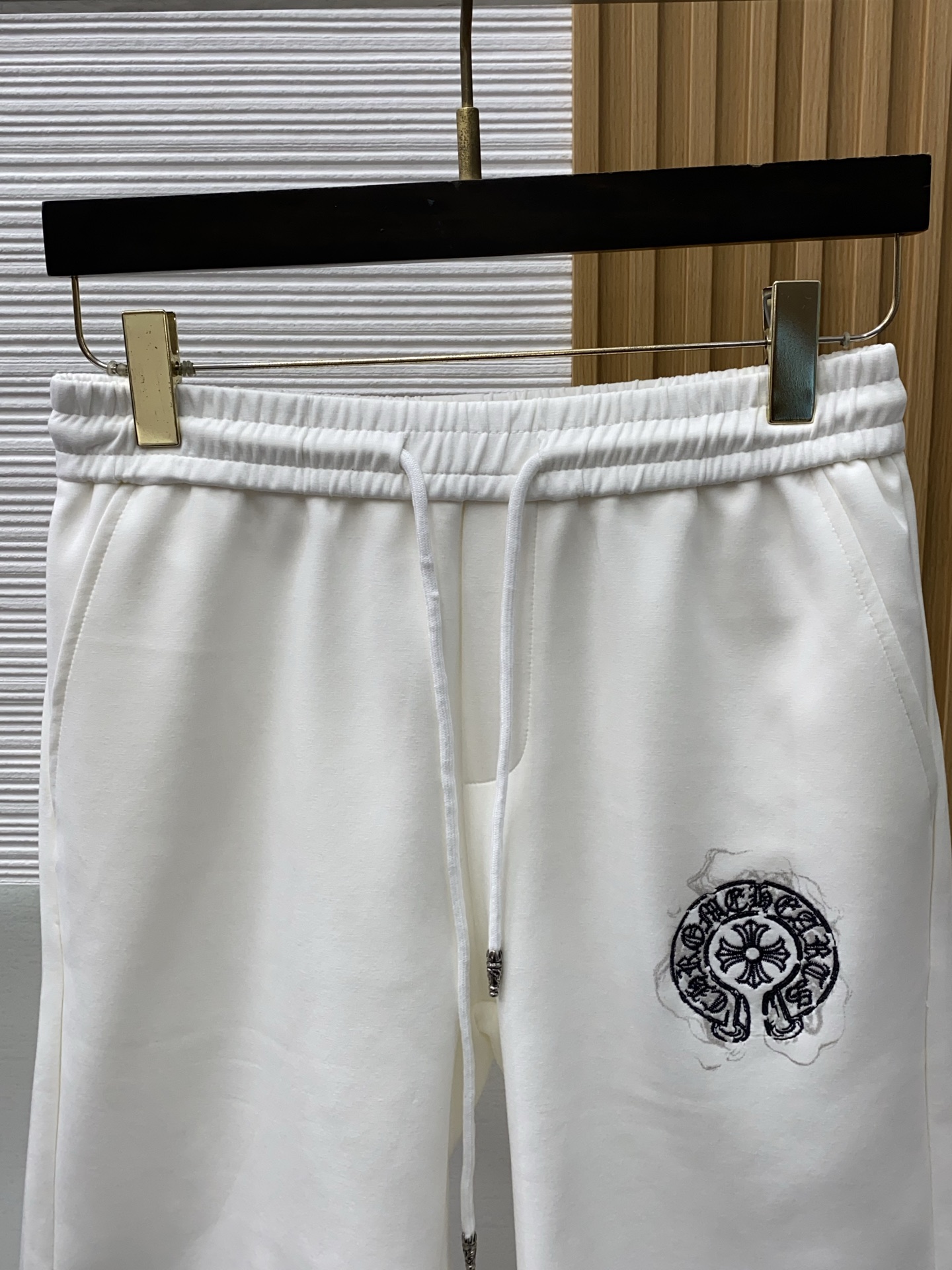 克罗心 春夏新款休闲短裤 品牌经典系列面料 速干原版设计 舒适度极好，手触感强烈。原版品牌logo 辨识