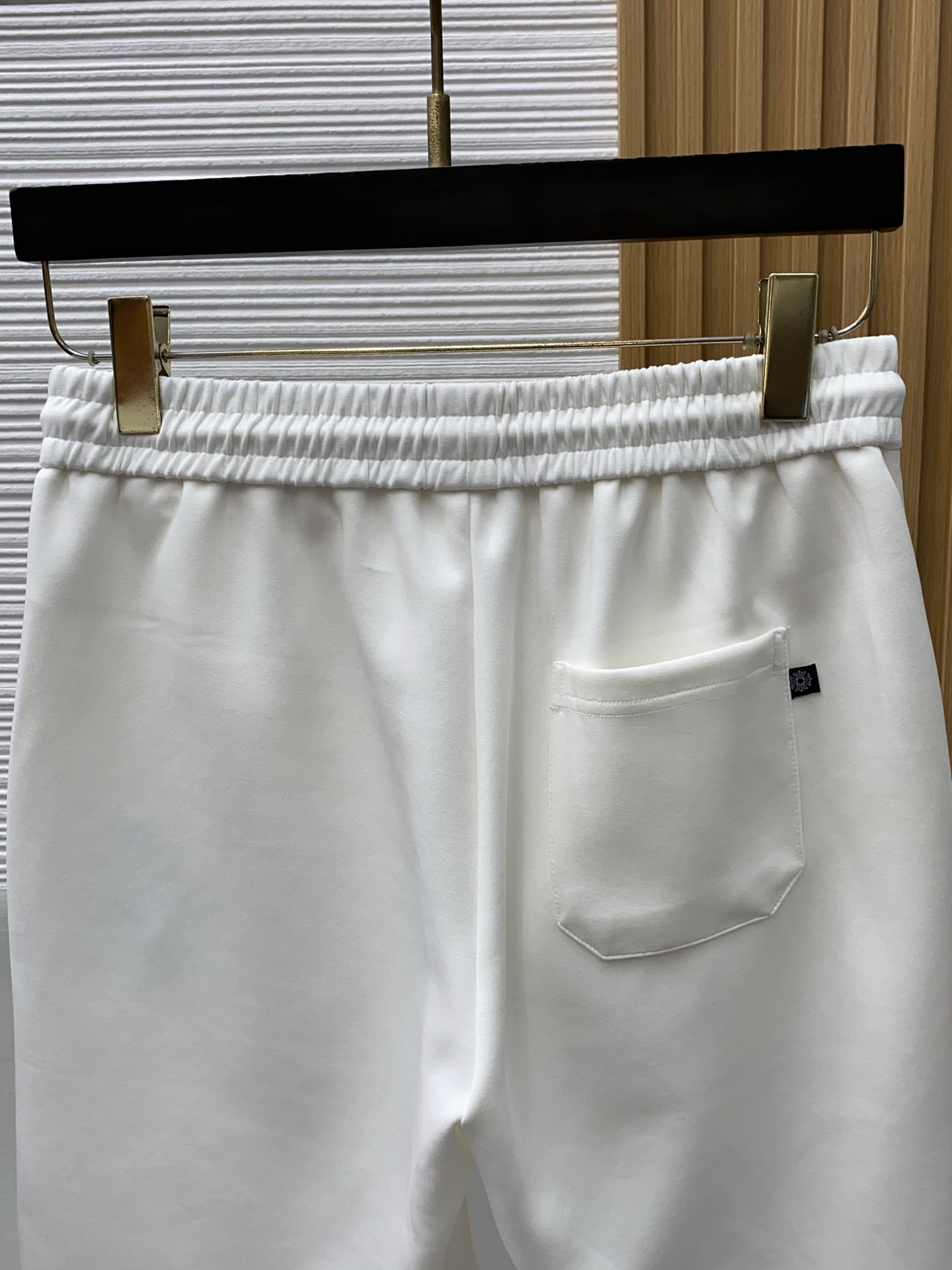 克罗心 春夏新款休闲短裤 品牌经典系列面料 速干原版设计 舒适度极好，手触感强烈。原版品牌logo 辨识