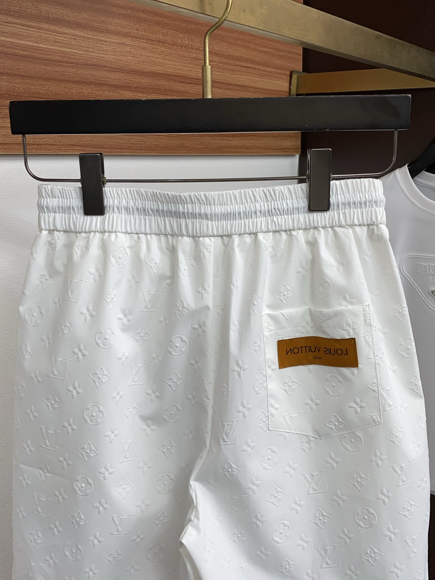 1v路易威登 春夏新款休闲短裤 品牌经典系列面料 速干原版设计 舒适度极好，手触感强烈。原版品牌logo