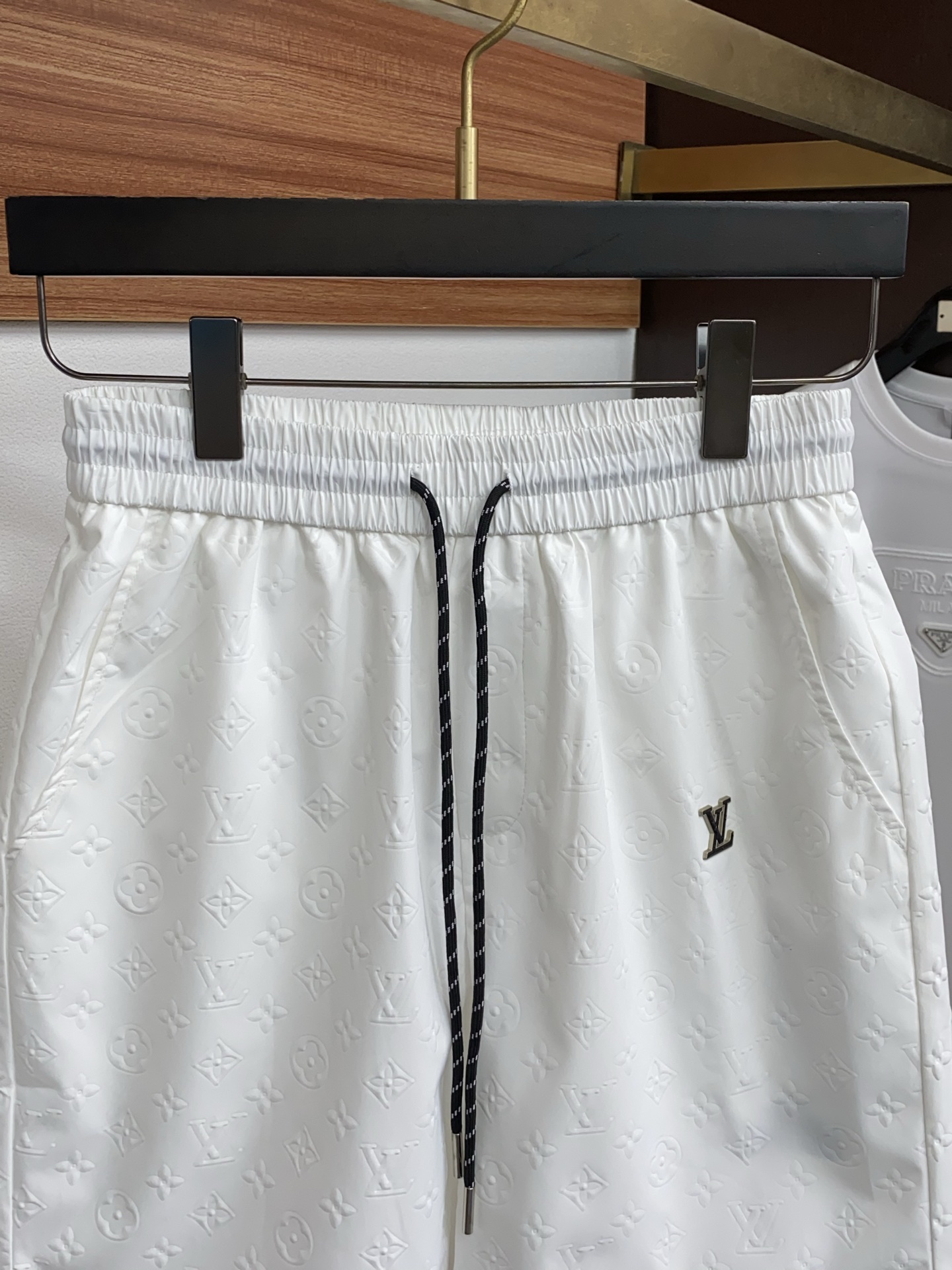 1v路易威登 春夏新款休闲短裤 品牌经典系列面料 速干原版设计 舒适度极好，手触感强烈。原版品牌logo