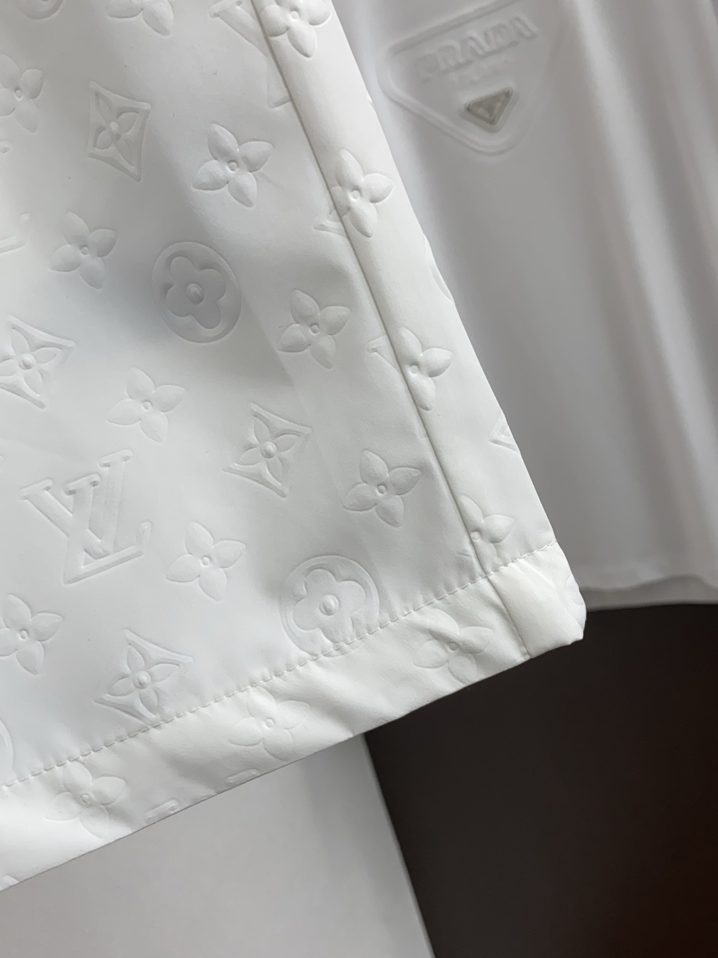 1v路易威登 春夏新款休闲短裤 品牌经典系列面料 速干原版设计 舒适度极好，手触感强烈。原版品牌logo