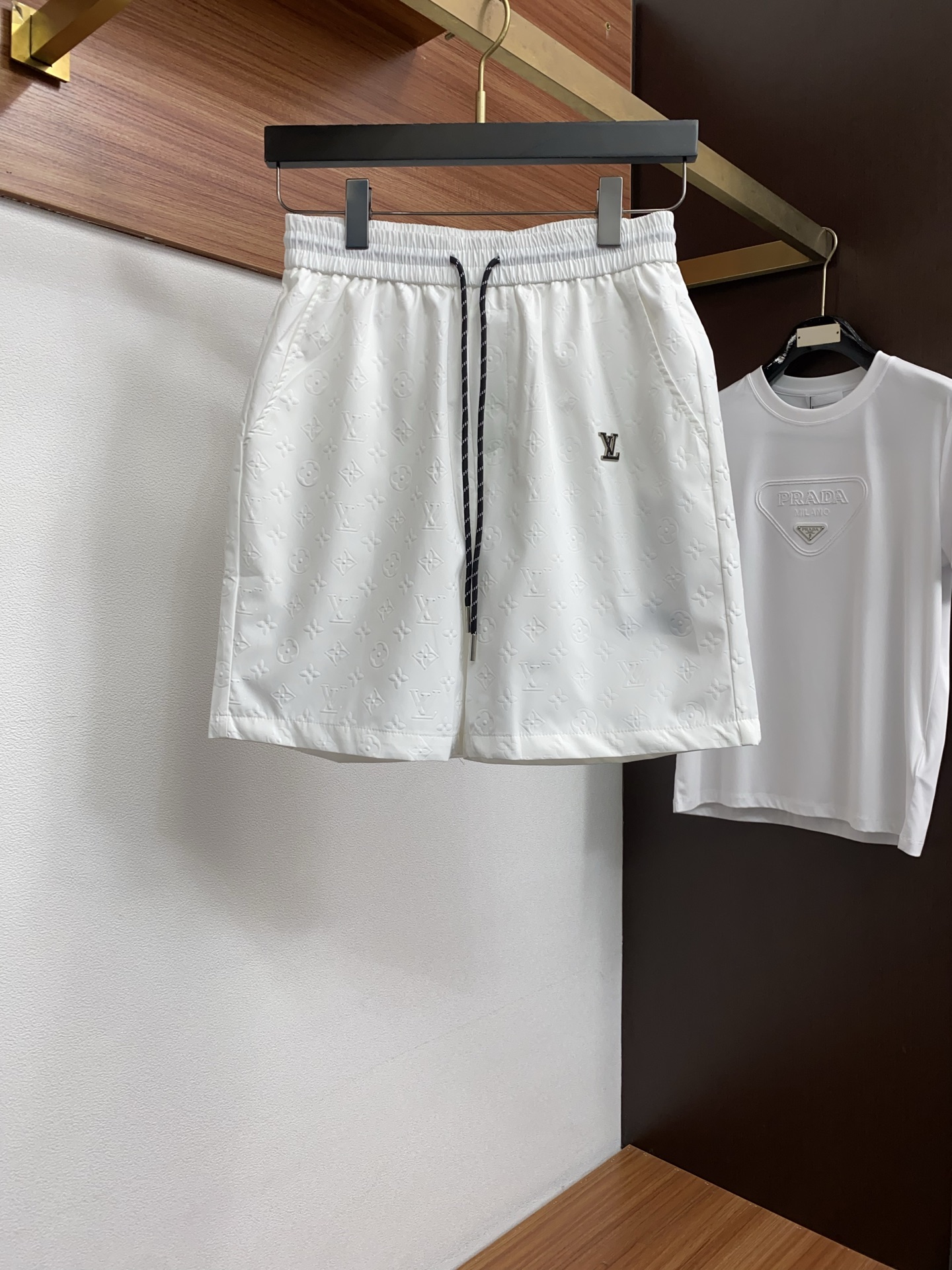 1v路易威登 春夏新款休闲短裤 品牌经典系列面料 速干原版设计 舒适度极好，手触感强烈。原版品牌logo