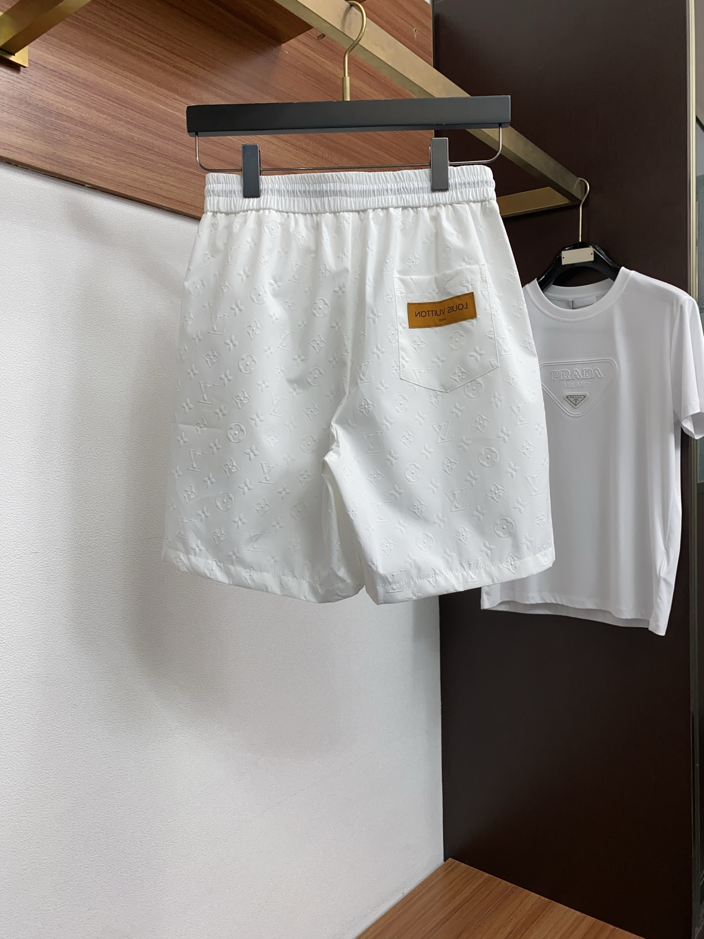 1v路易威登 春夏新款休闲短裤 品牌经典系列面料 速干原版设计 舒适度极好，手触感强烈。原版品牌logo