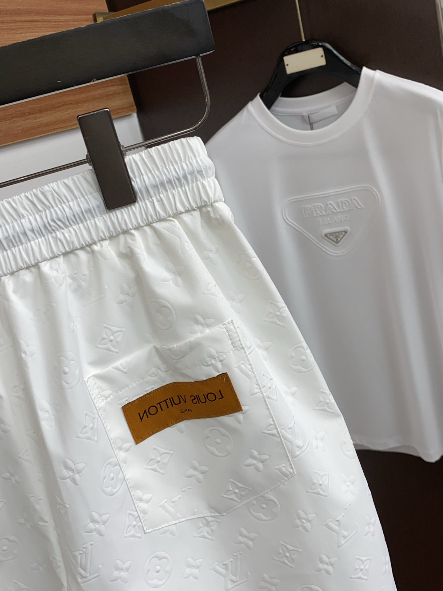 1v路易威登 春夏新款休闲短裤 品牌经典系列面料 速干原版设计 舒适度极好，手触感强烈。原版品牌logo