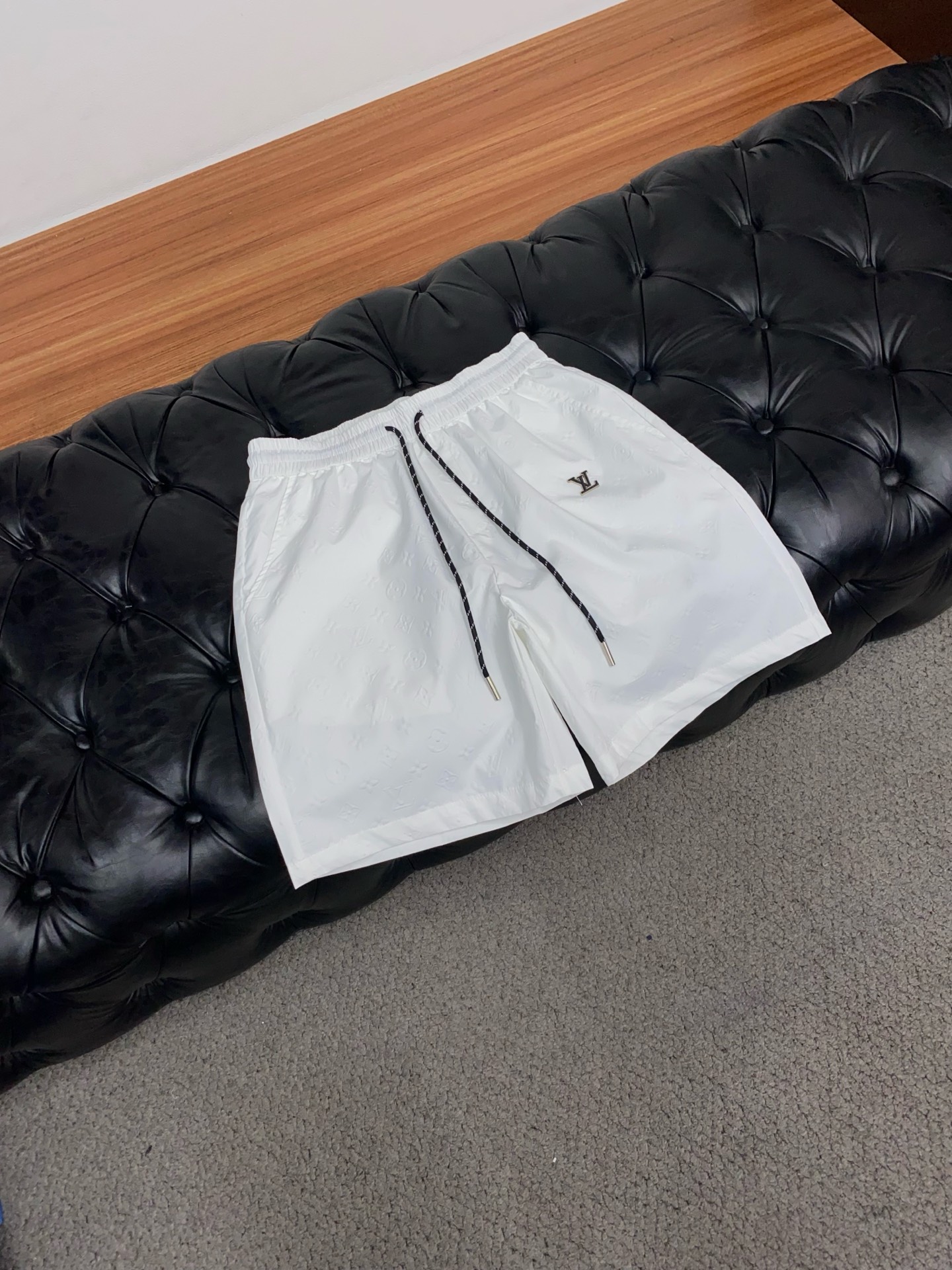 1v路易威登 春夏新款休闲短裤 品牌经典系列面料 速干原版设计 舒适度极好，手触感强烈。原版品牌logo