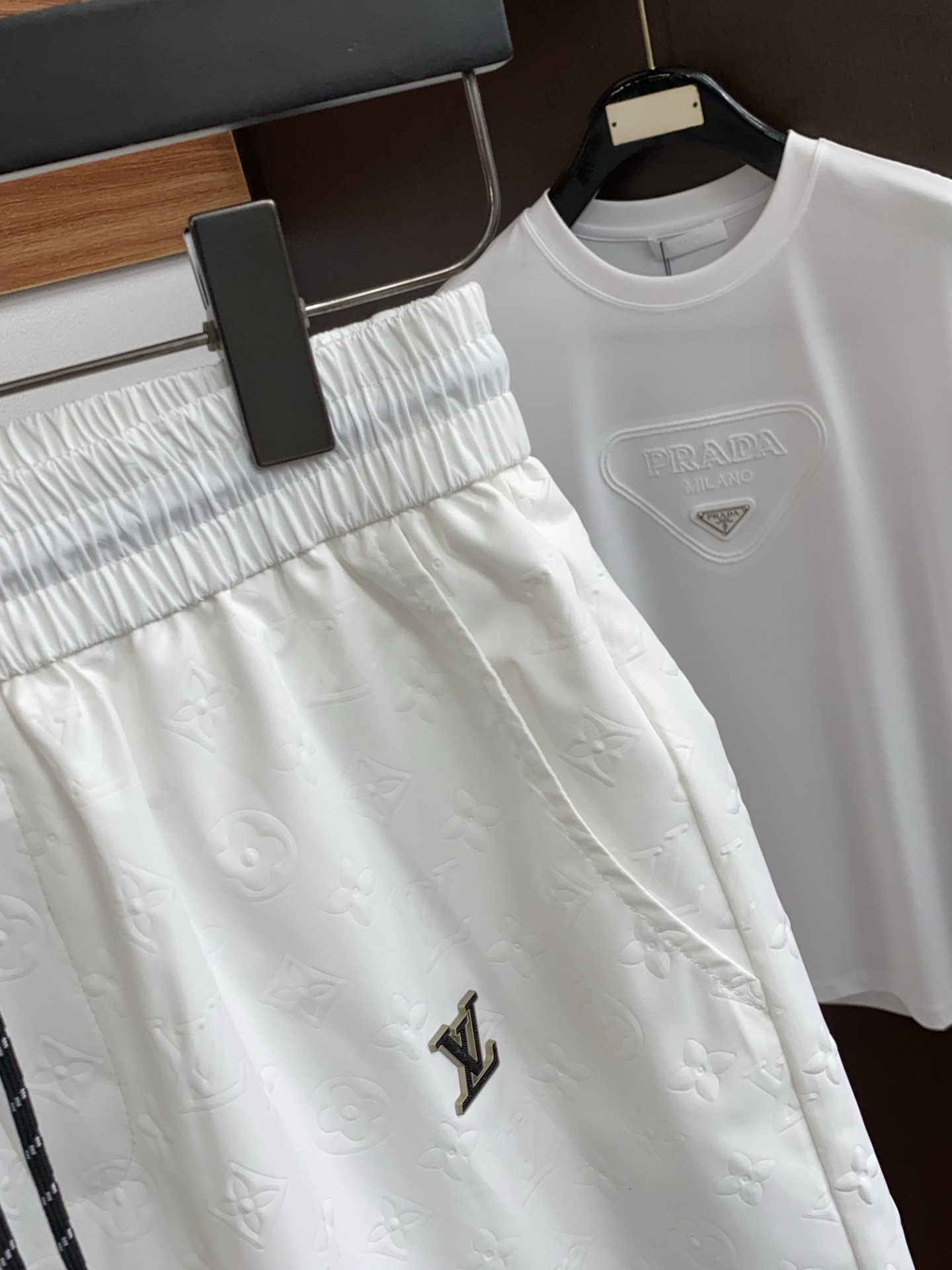 1v路易威登 春夏新款休闲短裤 品牌经典系列面料 速干原版设计 舒适度极好，手触感强烈。原版品牌logo