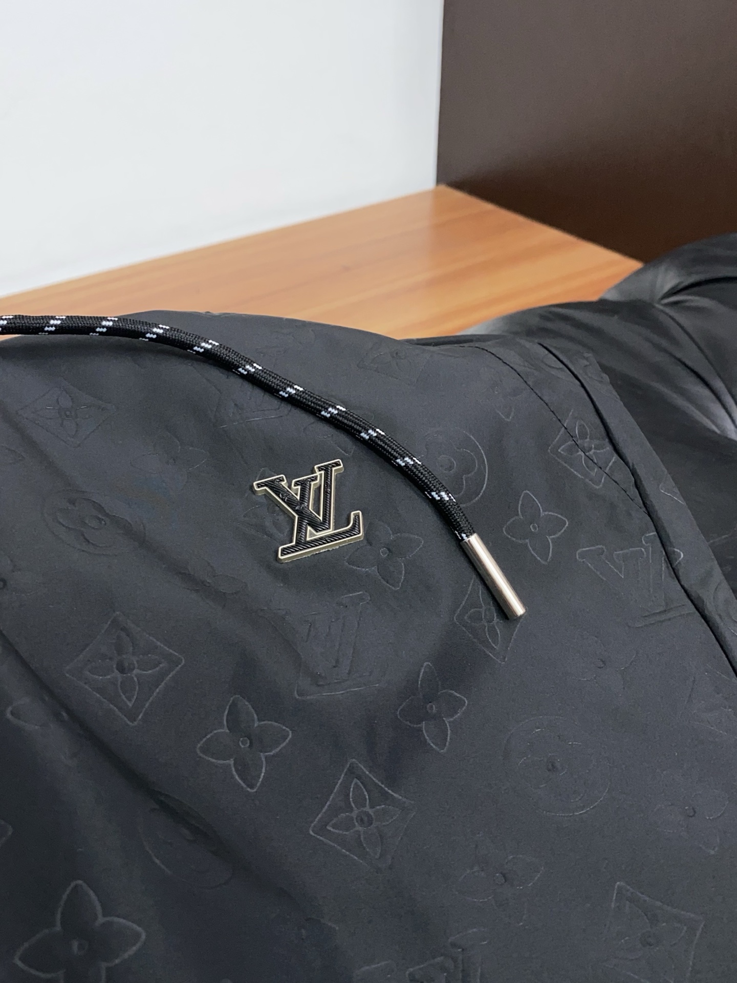 1v路易威登 春夏新款休闲短裤 品牌经典系列面料 速干原版设计 舒适度极好，手触感强烈。原版品牌logo