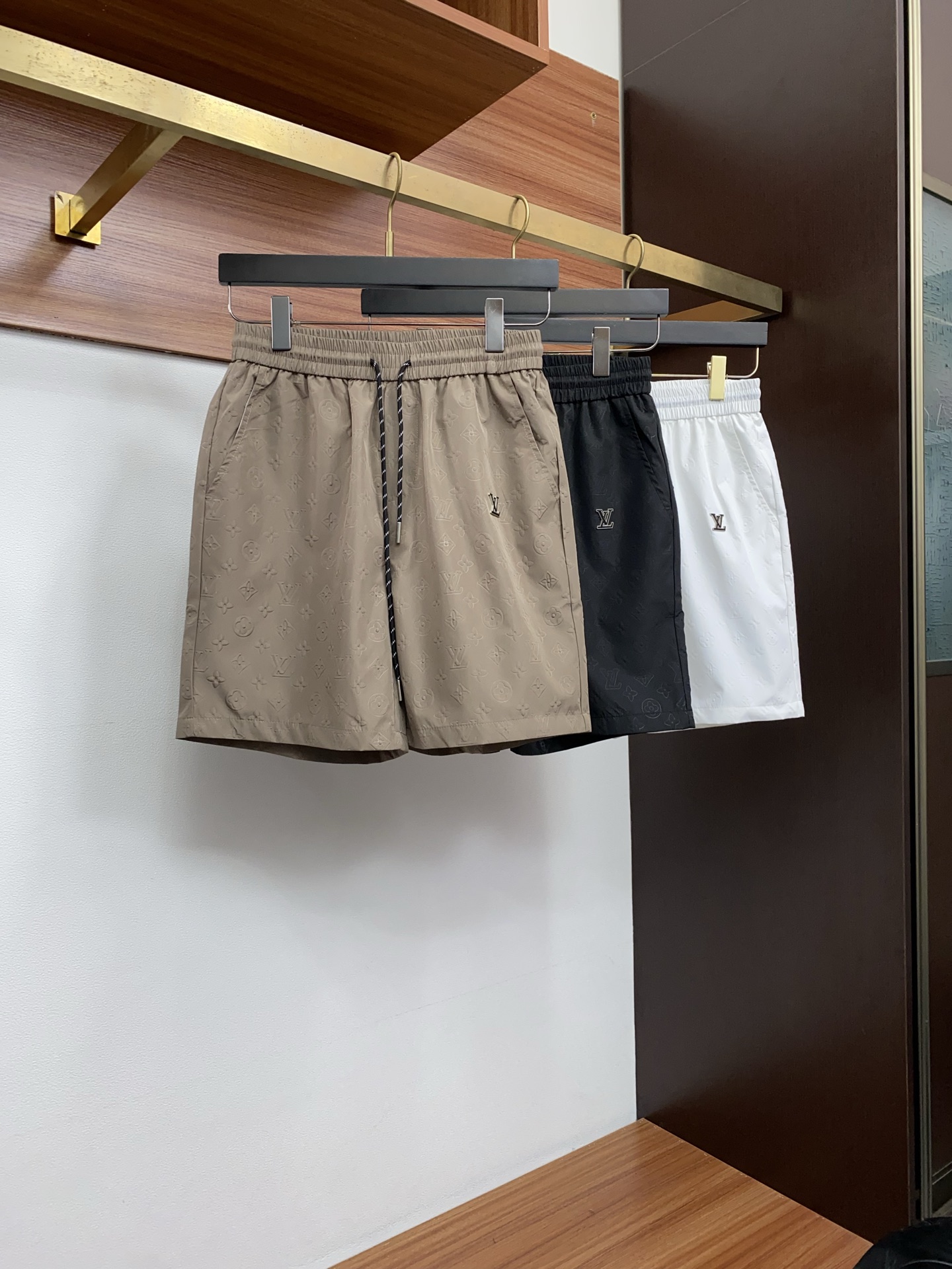 1v路易威登 春夏新款休闲短裤 品牌经典系列面料 速干原版设计 舒适度极好，手触感强烈。原版品牌logo