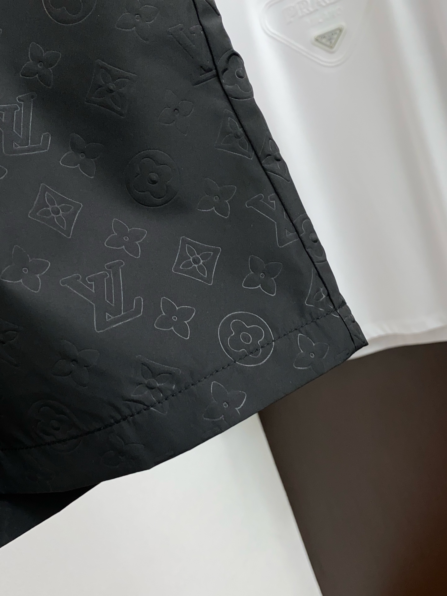 1v路易威登 春夏新款休闲短裤 品牌经典系列面料 速干原版设计 舒适度极好，手触感强烈。原版品牌logo