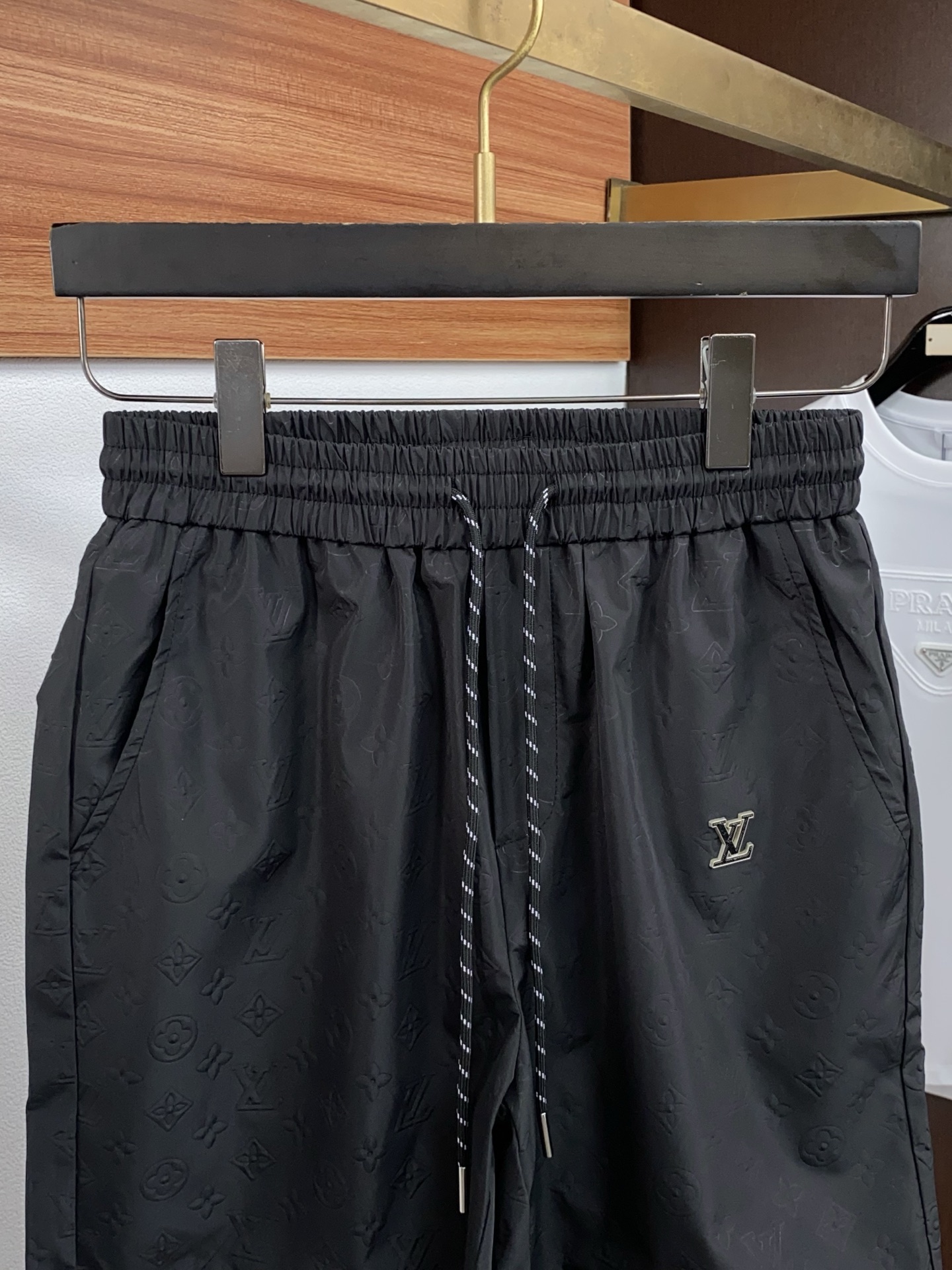 1v路易威登 春夏新款休闲短裤 品牌经典系列面料 速干原版设计 舒适度极好，手触感强烈。原版品牌logo