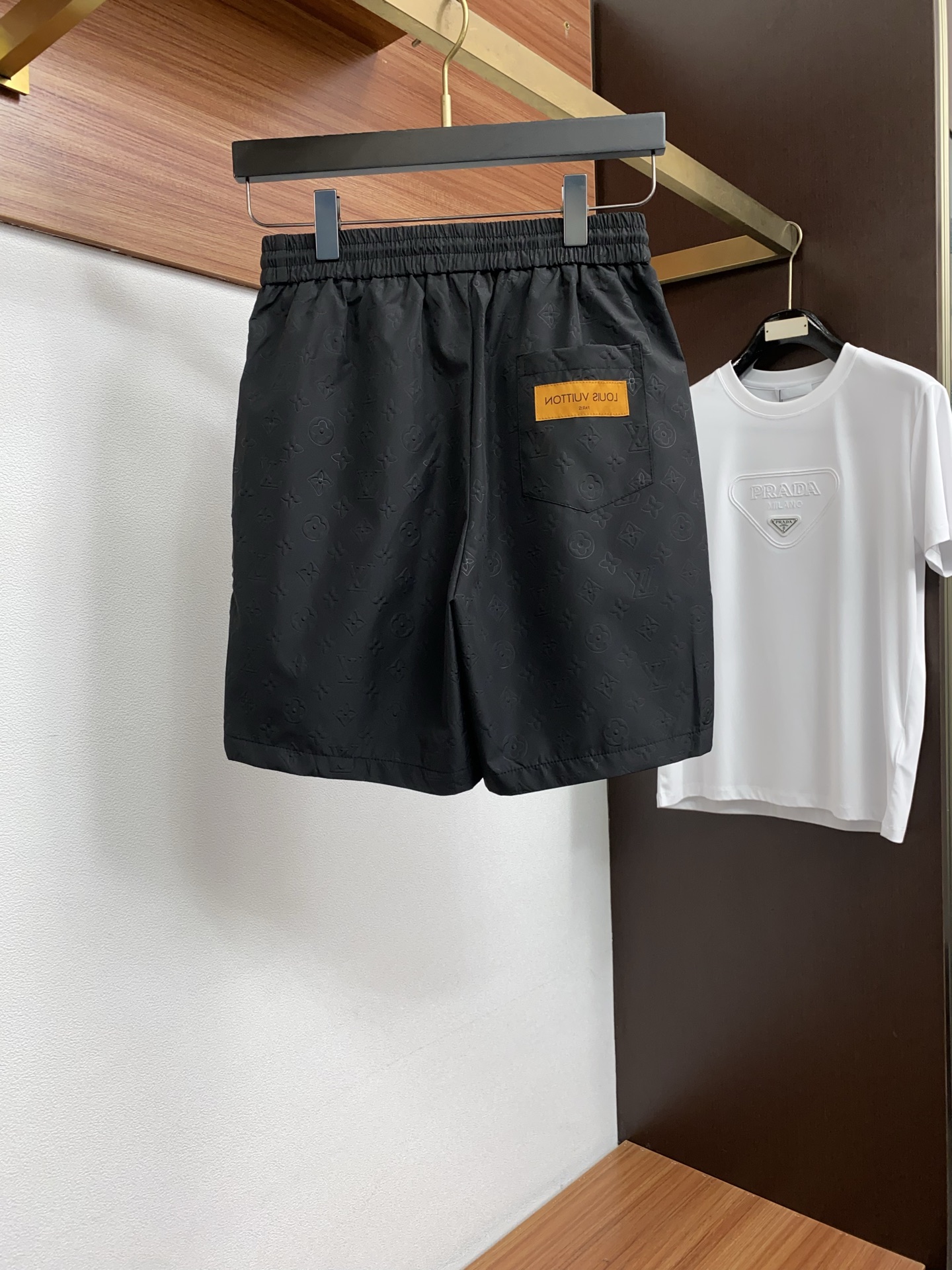 1v路易威登 春夏新款休闲短裤 品牌经典系列面料 速干原版设计 舒适度极好，手触感强烈。原版品牌logo