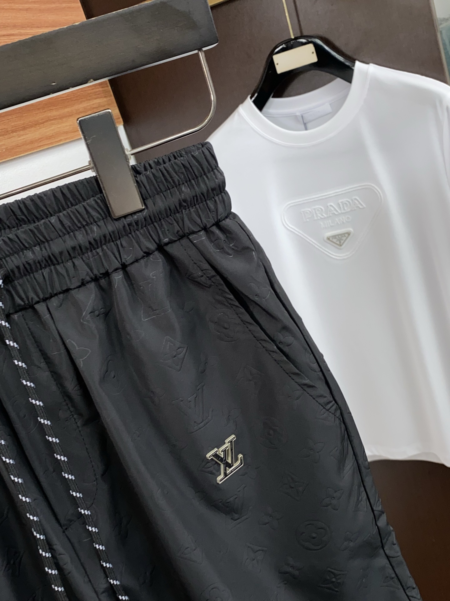 1v路易威登 春夏新款休闲短裤 品牌经典系列面料 速干原版设计 舒适度极好，手触感强烈。原版品牌logo