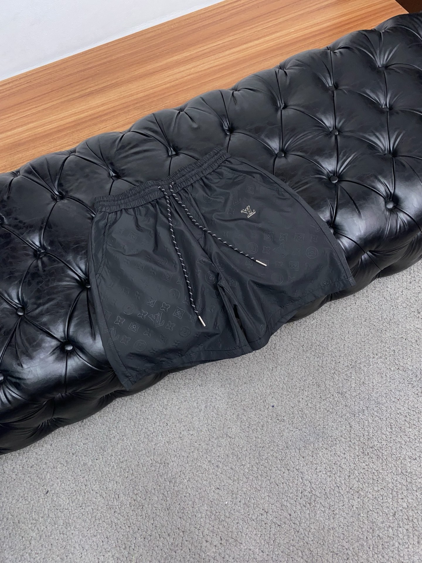 1v路易威登 春夏新款休闲短裤 品牌经典系列面料 速干原版设计 舒适度极好，手触感强烈。原版品牌logo