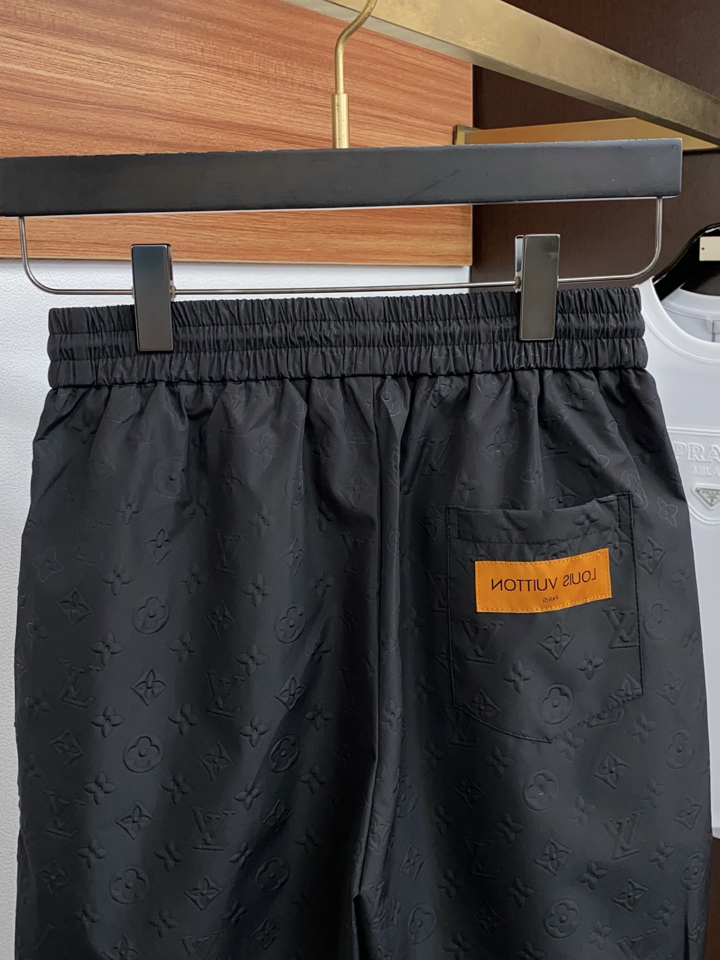 1v路易威登 春夏新款休闲短裤 品牌经典系列面料 速干原版设计 舒适度极好，手触感强烈。原版品牌logo