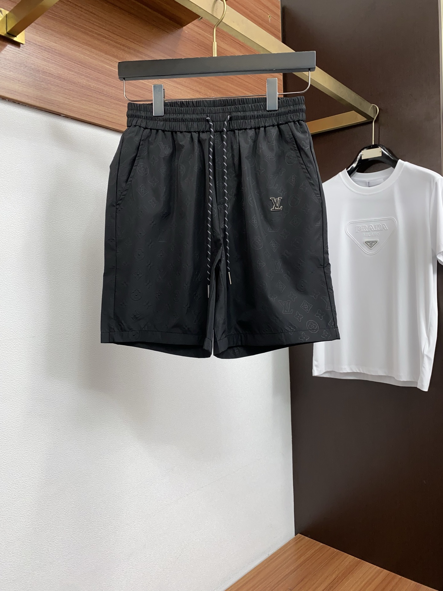 1v路易威登 春夏新款休闲短裤 品牌经典系列面料 速干原版设计 舒适度极好，手触感强烈。原版品牌logo