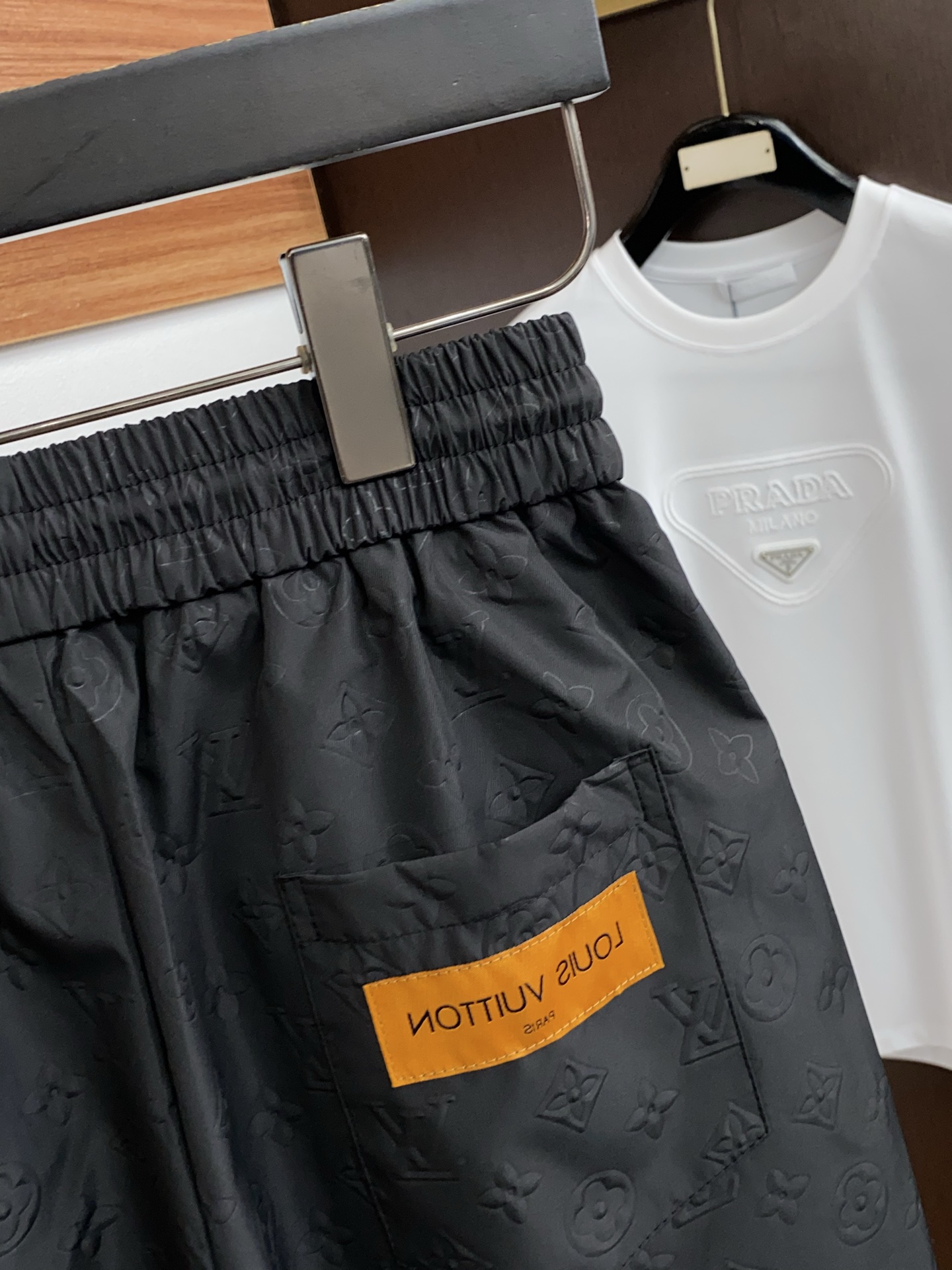 1v路易威登 春夏新款休闲短裤 品牌经典系列面料 速干原版设计 舒适度极好，手触感强烈。原版品牌logo