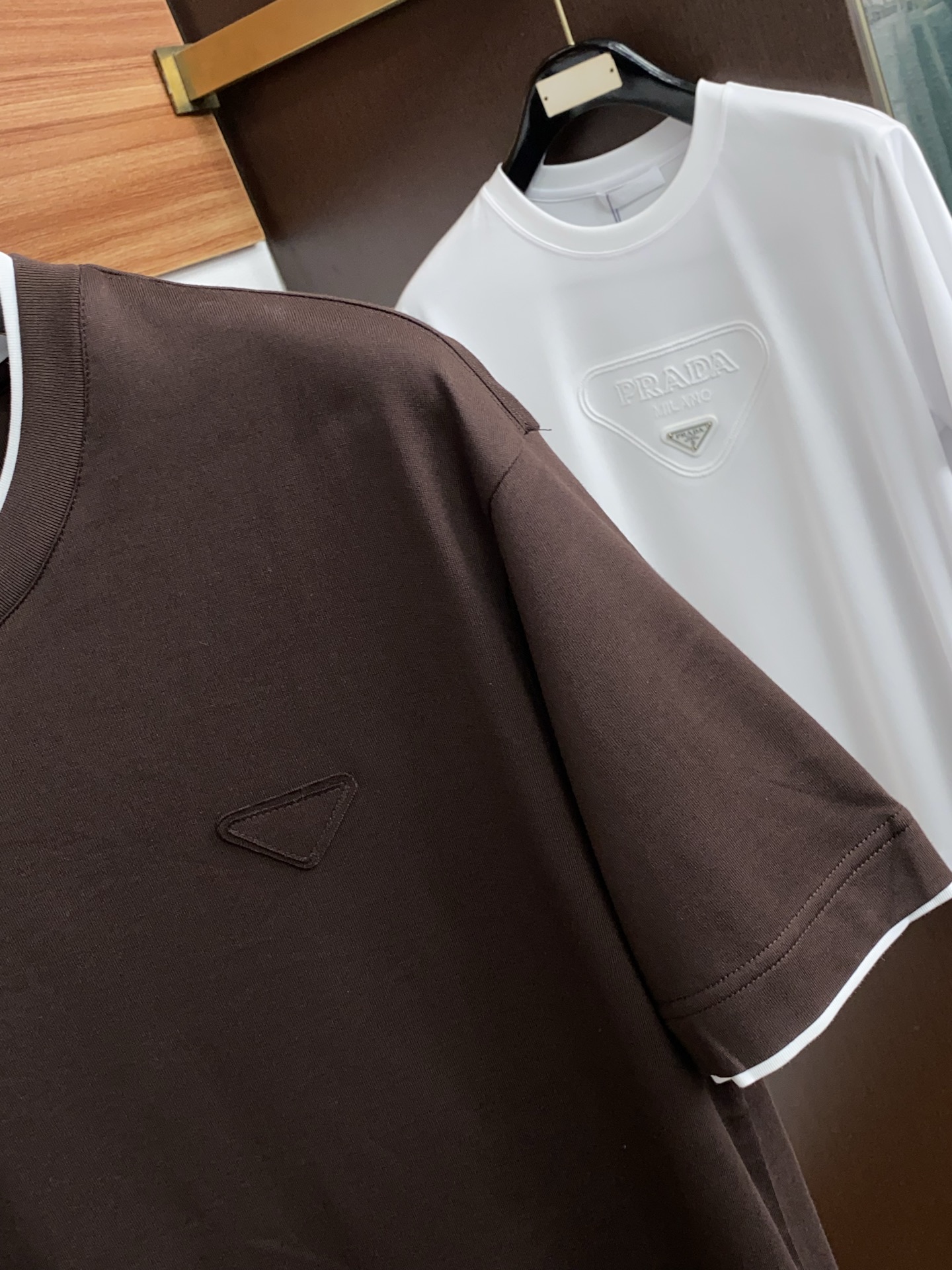 普拉达 26ss春夏新款顶级短袖 专柜同步高端主线系列，高品控老钱们的挚爱 经典调性的短袖，延续一贯地低