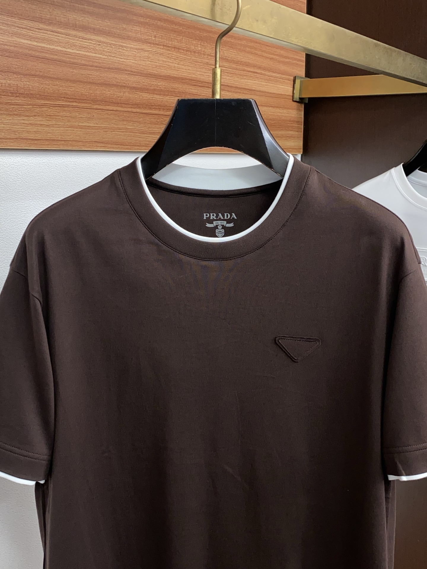 普拉达 26ss春夏新款顶级短袖 专柜同步高端主线系列，高品控老钱们的挚爱 经典调性的短袖，延续一贯地低