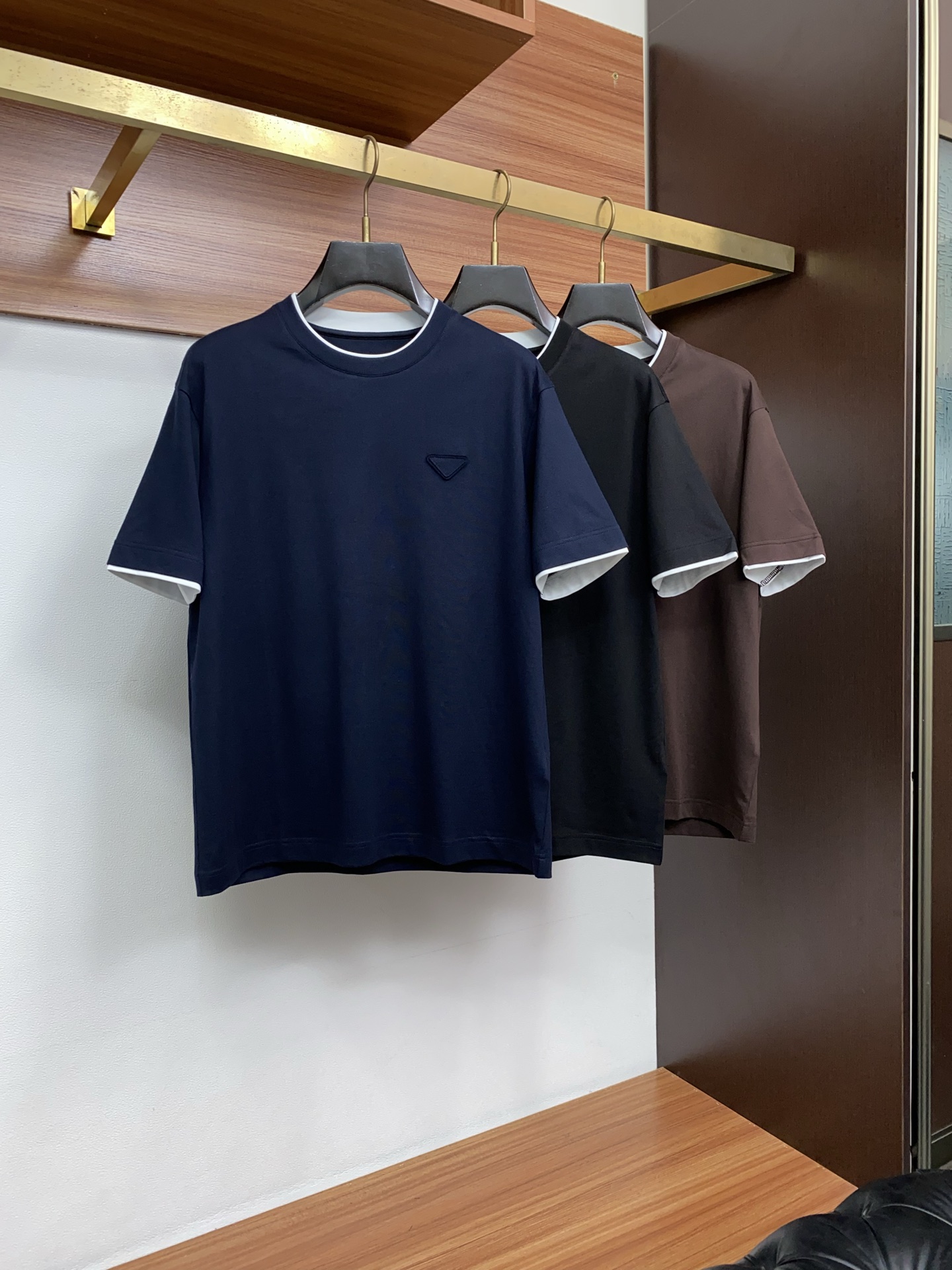 普拉达 26ss春夏新款顶级短袖 专柜同步高端主线系列，高品控老钱们的挚爱 经典调性的短袖，延续一贯地低