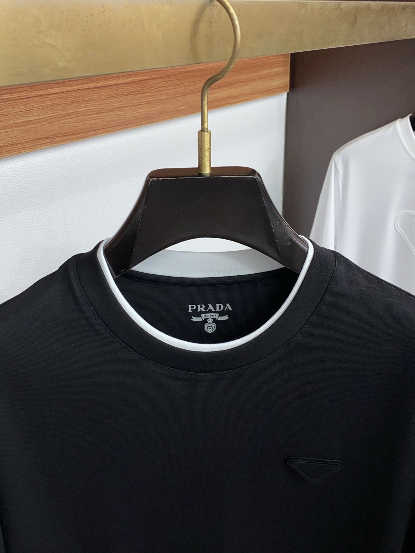 普拉达 26ss春夏新款顶级短袖 专柜同步高端主线系列，高品控老钱们的挚爱 经典调性的短袖，延续一贯地低